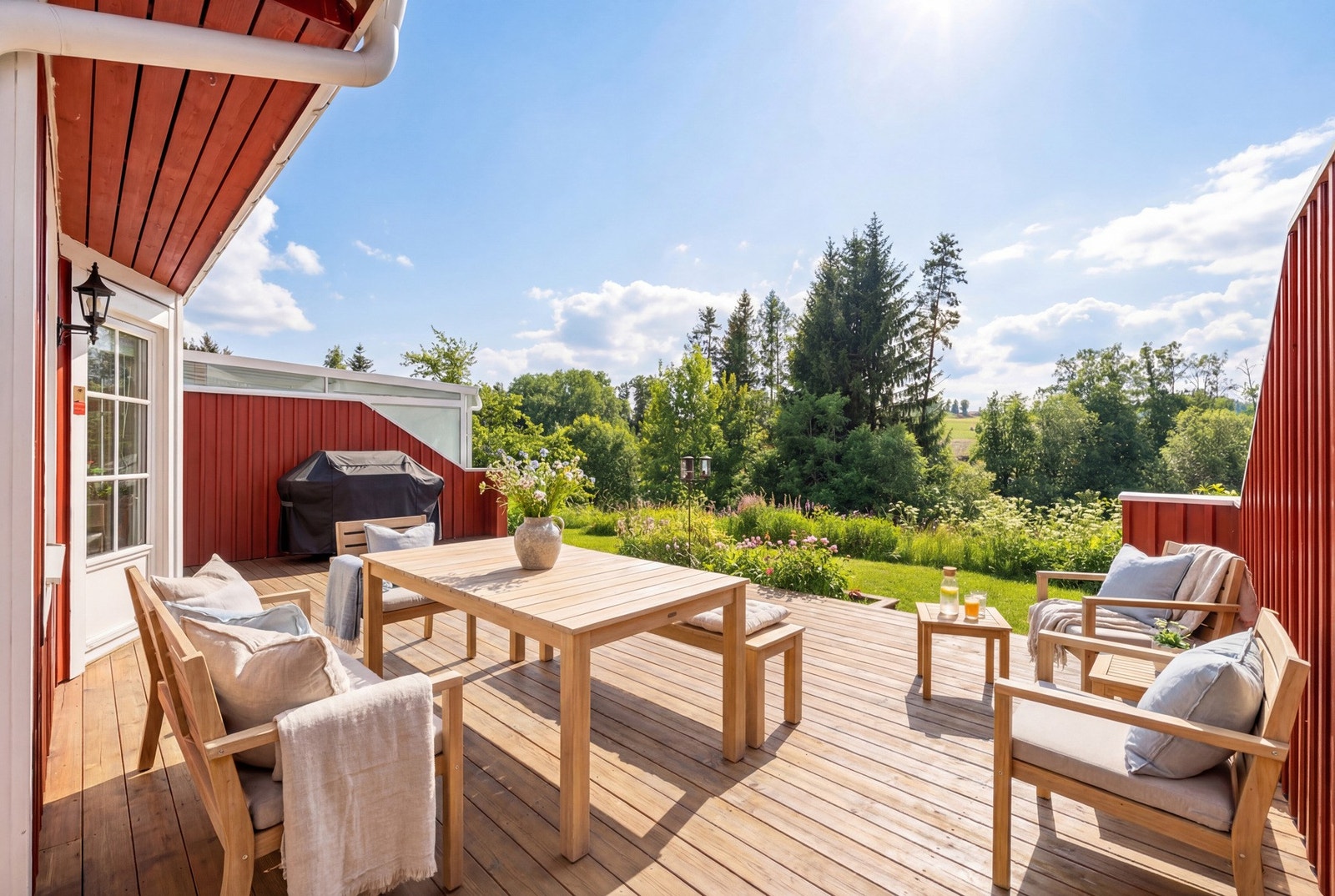 Herlig terrasse med grønn utsikt og god plass til grill og utemøblement. (Bildet er AI generert og er kun ment som inspirasjon til sommerbilde) Galleribilde
