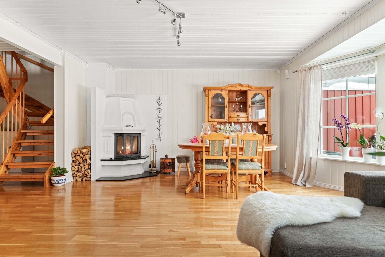 Luftig stue med god gulvplass og store vinduer. Galleribilde