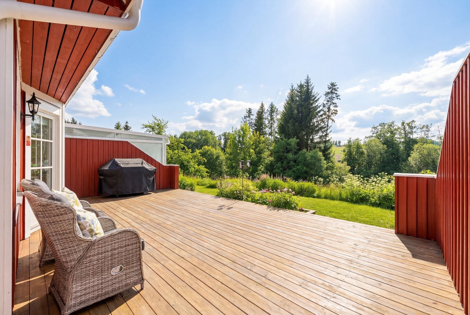 Når sommeren melder seg, forvandles uteplassen til en romslig treterrasse, og en perfekt lekeplass til barna. (Bildet er AI generert og er kun ment som inspirasjon til sommerbilde) Galleribilde