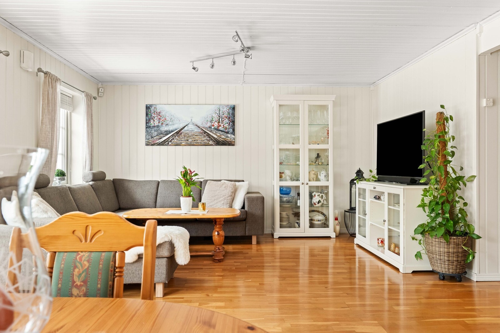 De varme parkettgulvene spiller fint mot de lyse veggene. Galleribilde