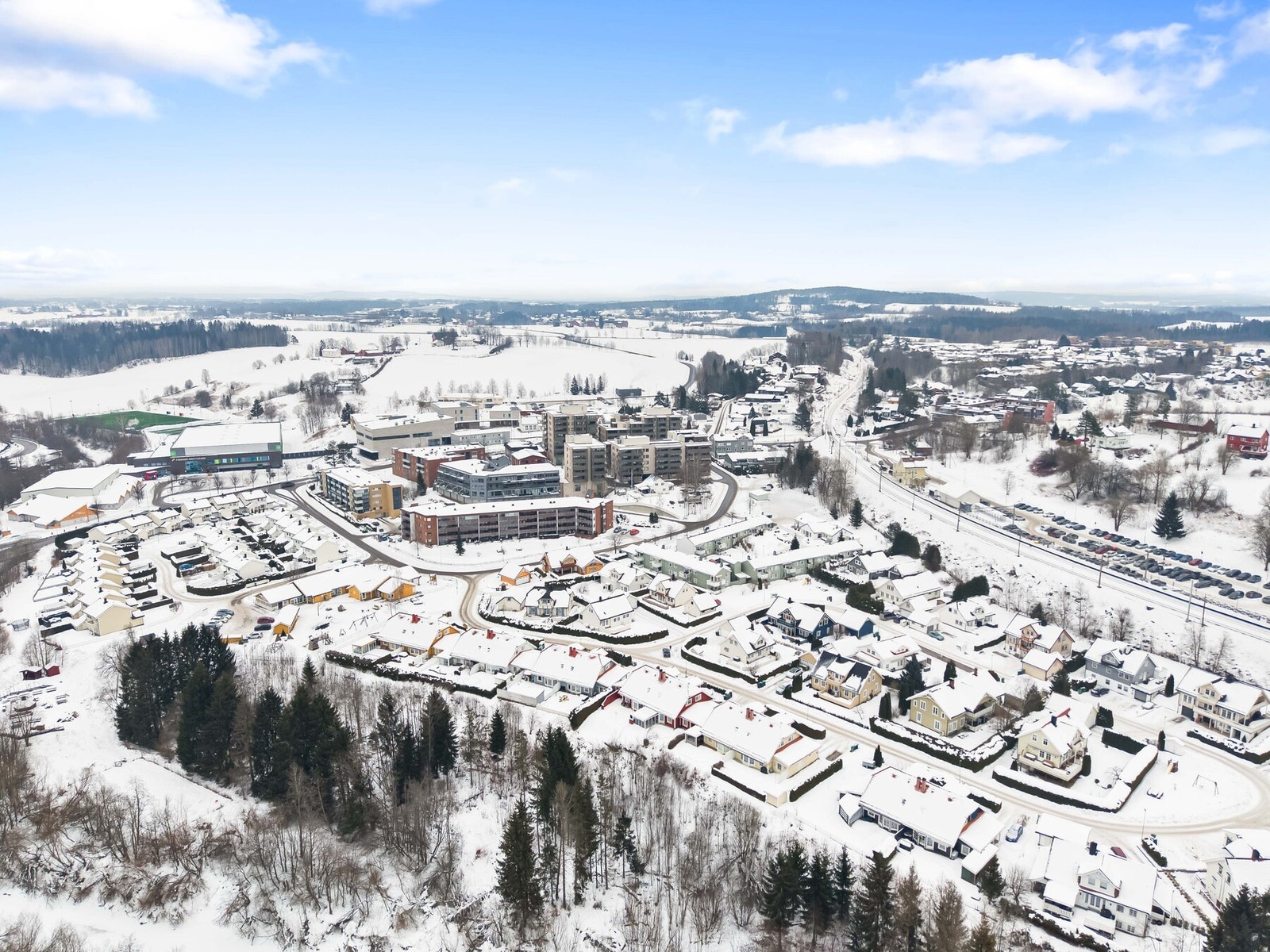 Eiendommen ligger i et veletablert og familievennlig boligområde med nærhet til både skole, barnehager og dagligvare. Området preges av småhusbebyggelse og grønne omgivelser, samtidig som det er kort vei til kollektivforbindelser og servicetilbud som gjør Galleribilde