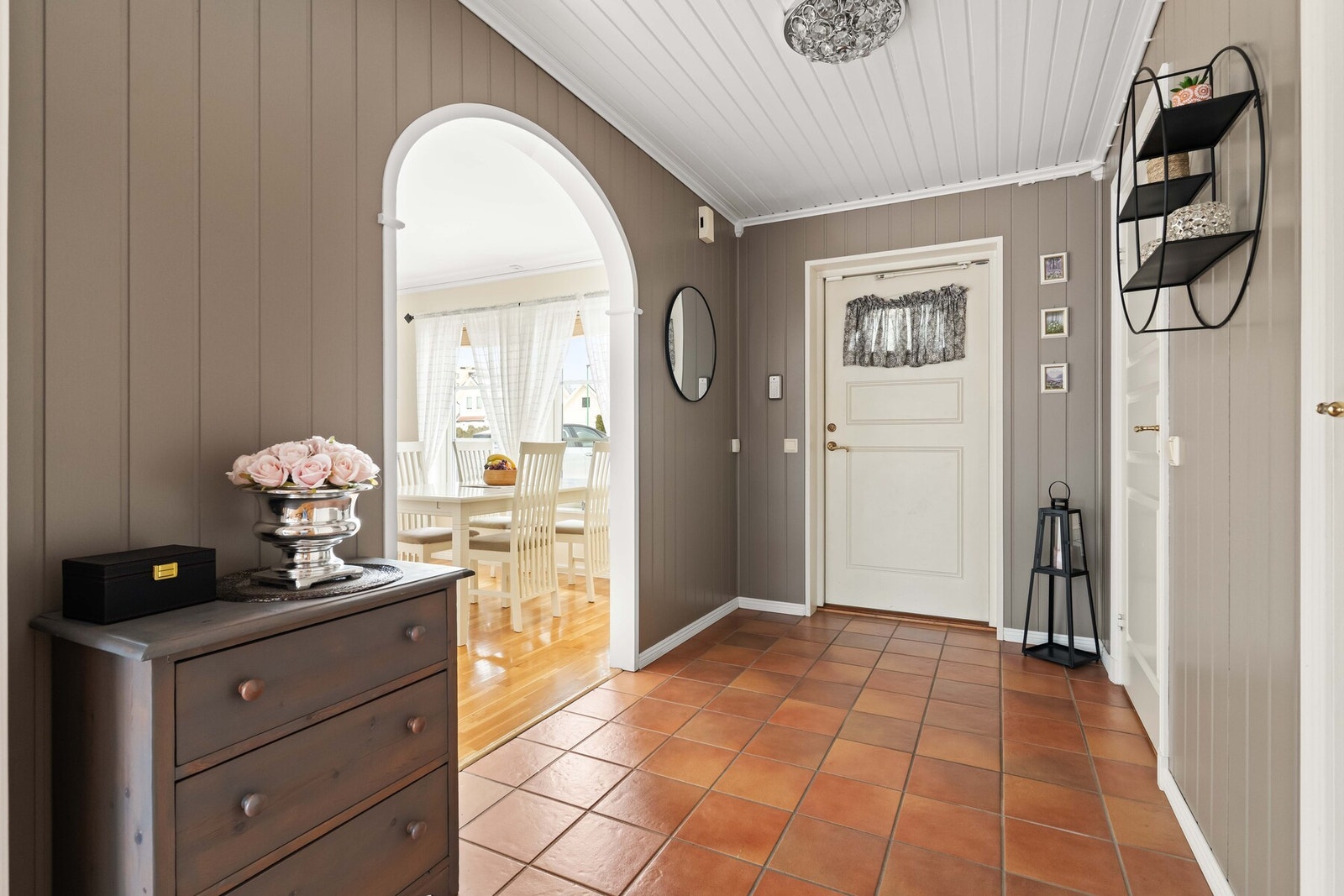 Entréen gir et solid og gjennomført førsteinntrykk, med slitesterkt flisgulv og gode veggflater for oppbevaring og møblering. Galleribilde