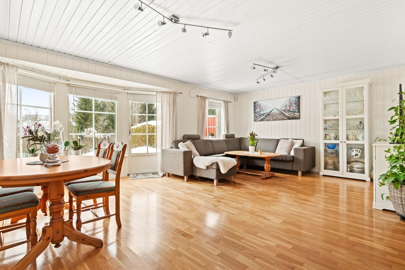 Store vindusflater langs hele veggen slipper inn rikelig med dagslys. Fra stuen er det direkte utgang til terrasse. Galleribilde