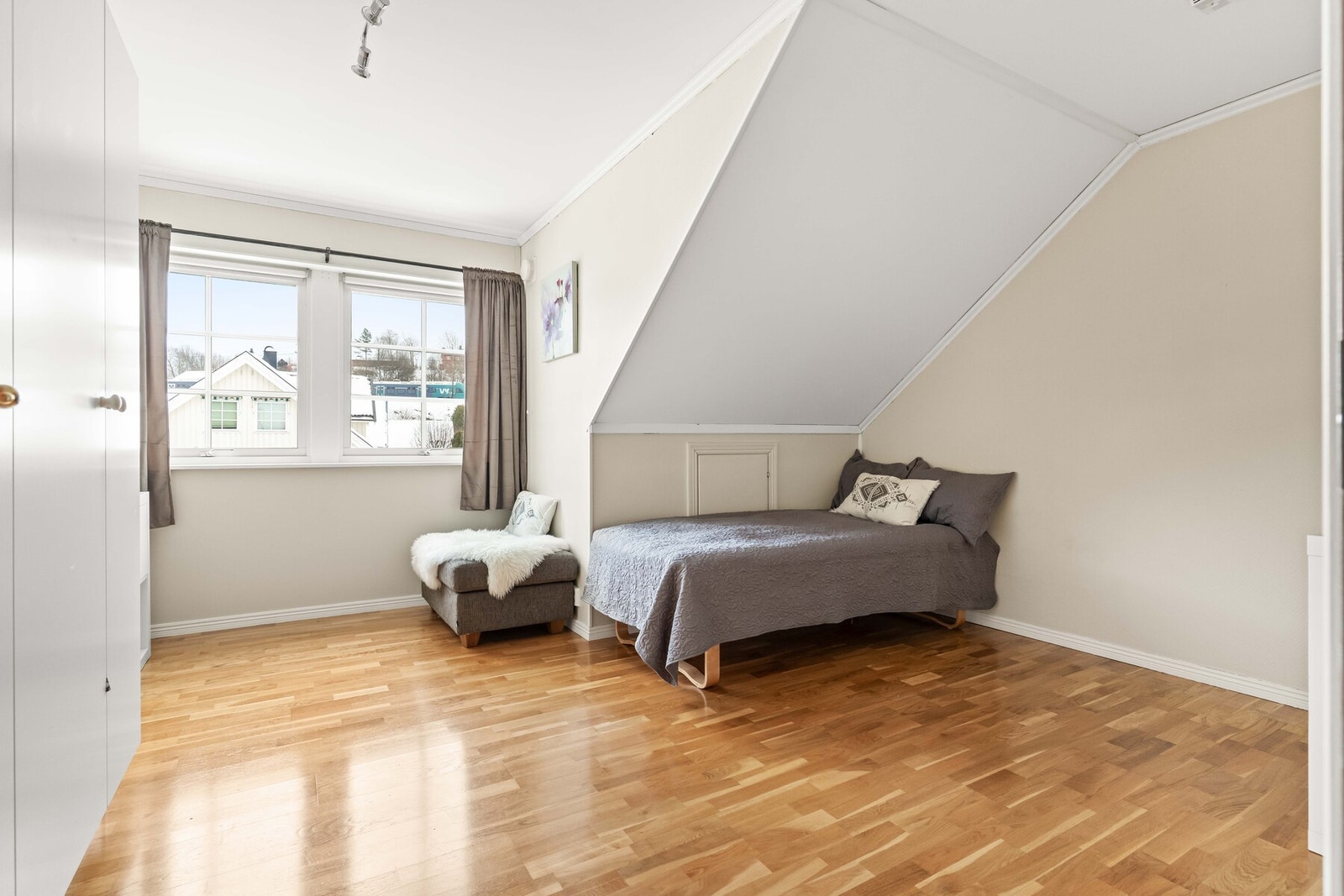 Soverom 2 har en behagelig beliggenhet med godt lysinnslipp fra vinduet og en planløsning som utnytter arealet effektivt. Galleribilde