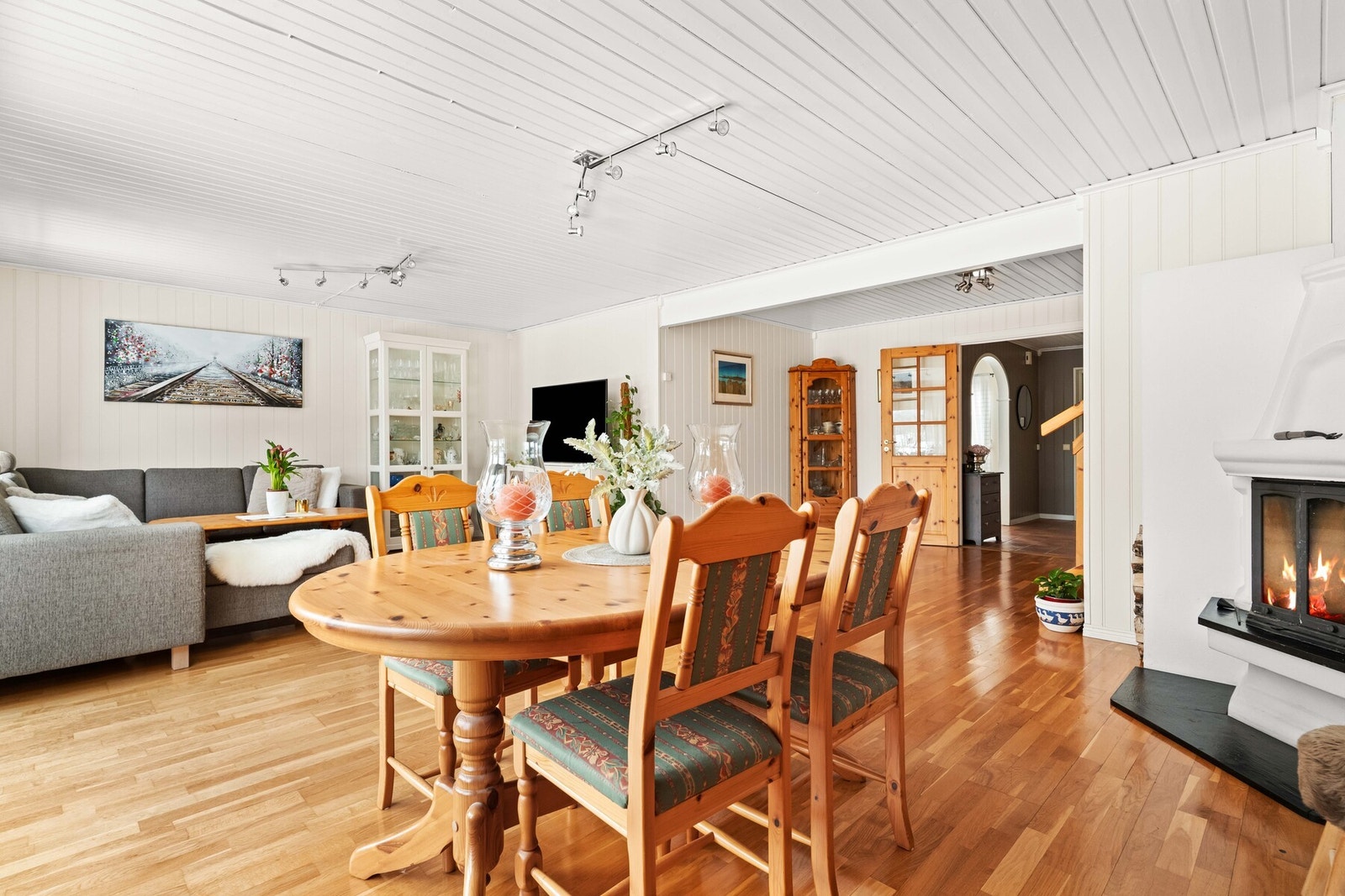 Spiseplassen har en naturlig plassering i rommets åpne kjerne, med kort vei til både kjøkken og stue. Galleribilde