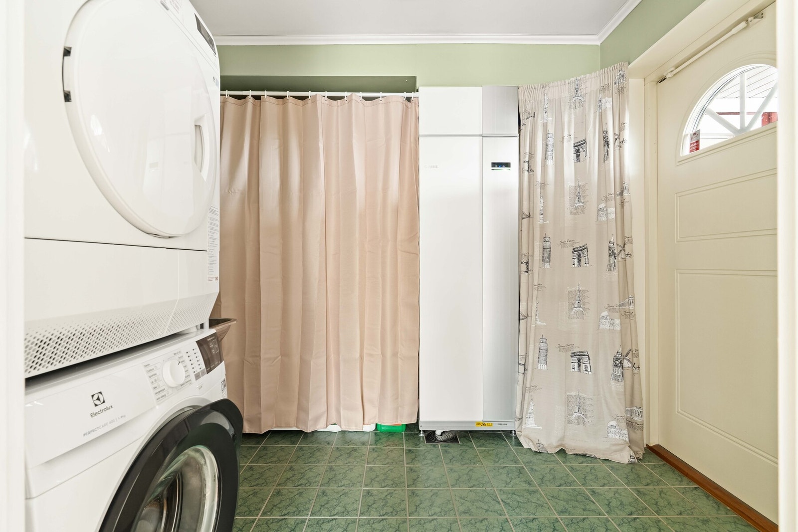 Praktisk vaskerom med egen inngang. Her er det opplegg for vaskemaskin og tørketrommel. Galleribilde