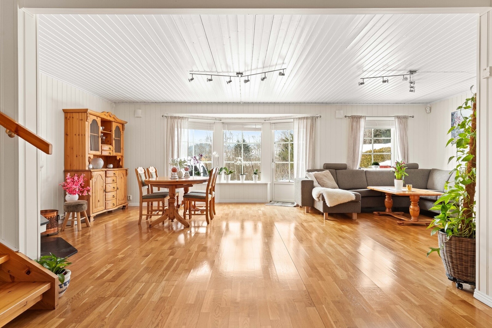 Stuen oppleves som romslig og innbydende, med naturlig plass til en større sofagruppe og stuebord. Galleribilde