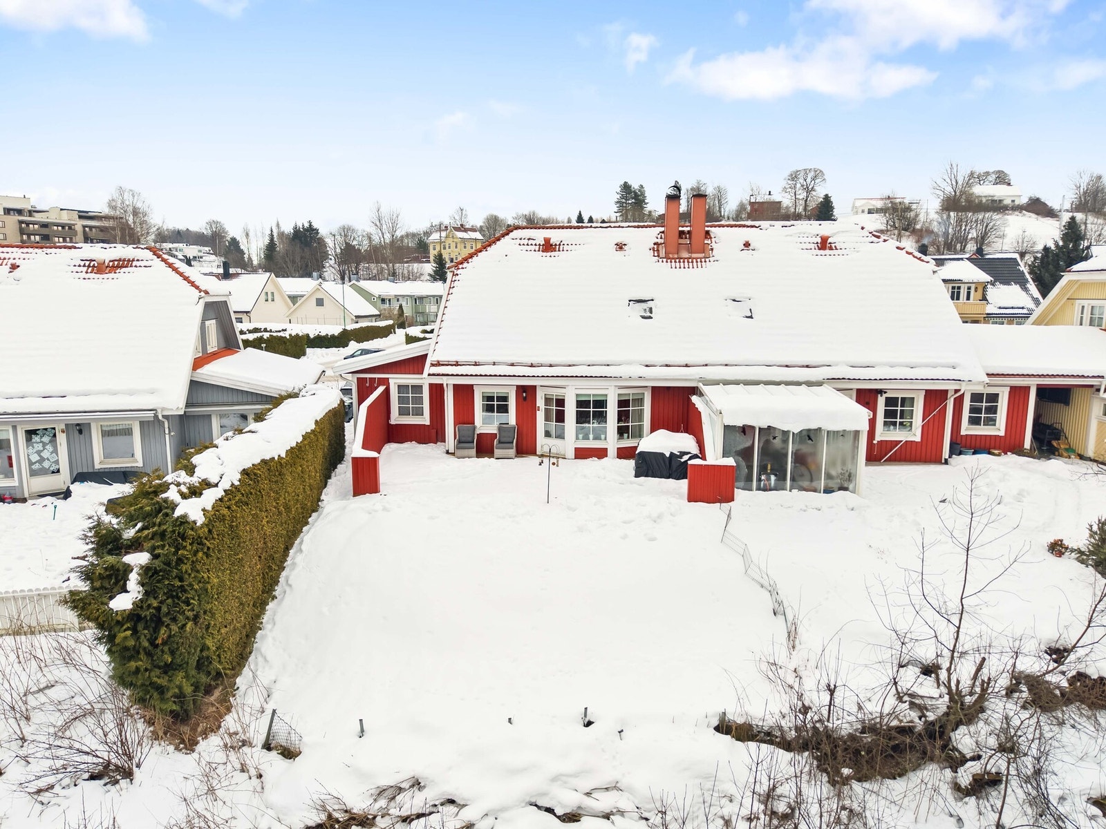 Brusletta 25 ligger lunt til i etablerte Frogner, med gangavstand til både togstasjonen, dagligvare og marka. Galleribilde