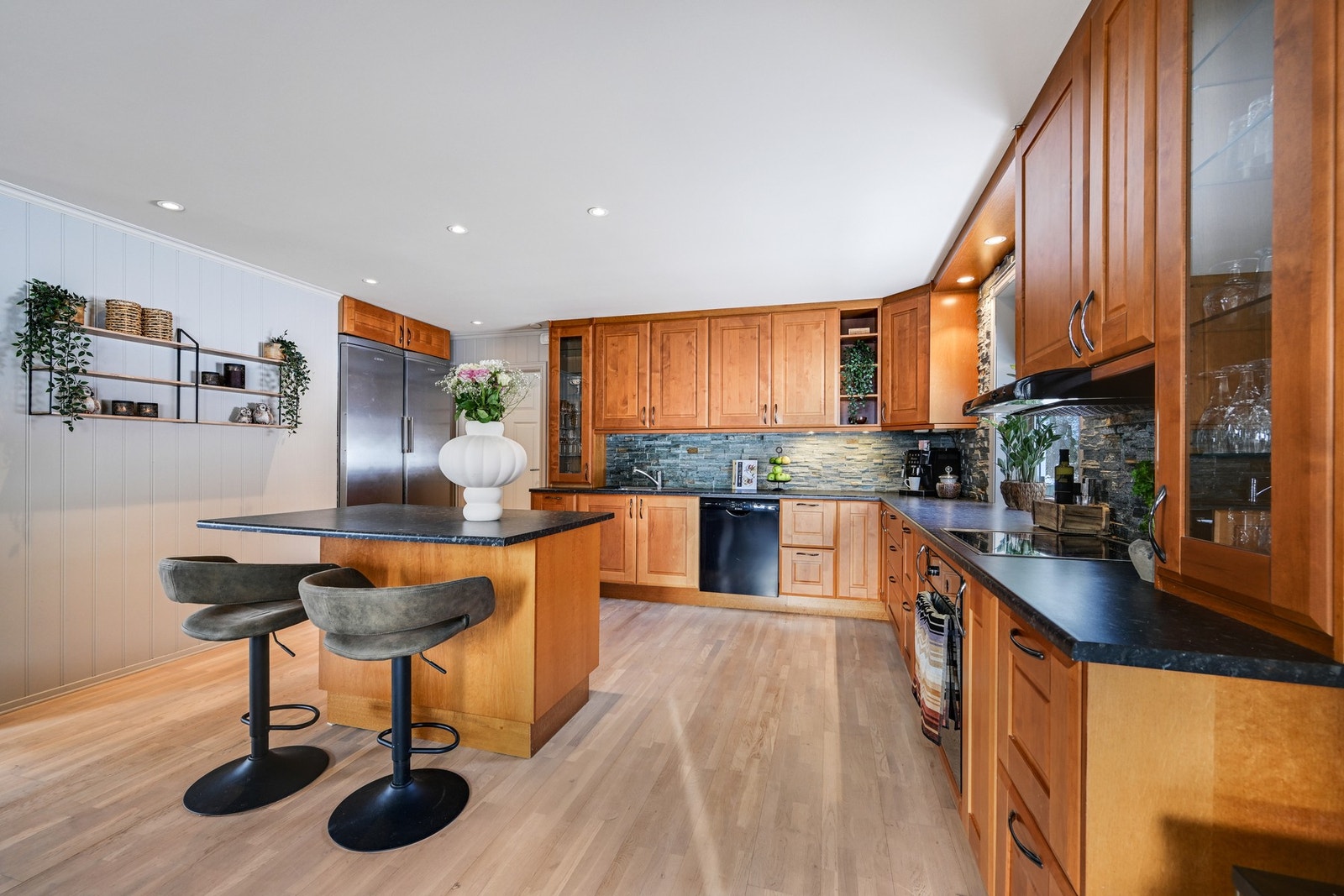 Et praktisk og godt kjøkken med masse benkeplass Galleribilde