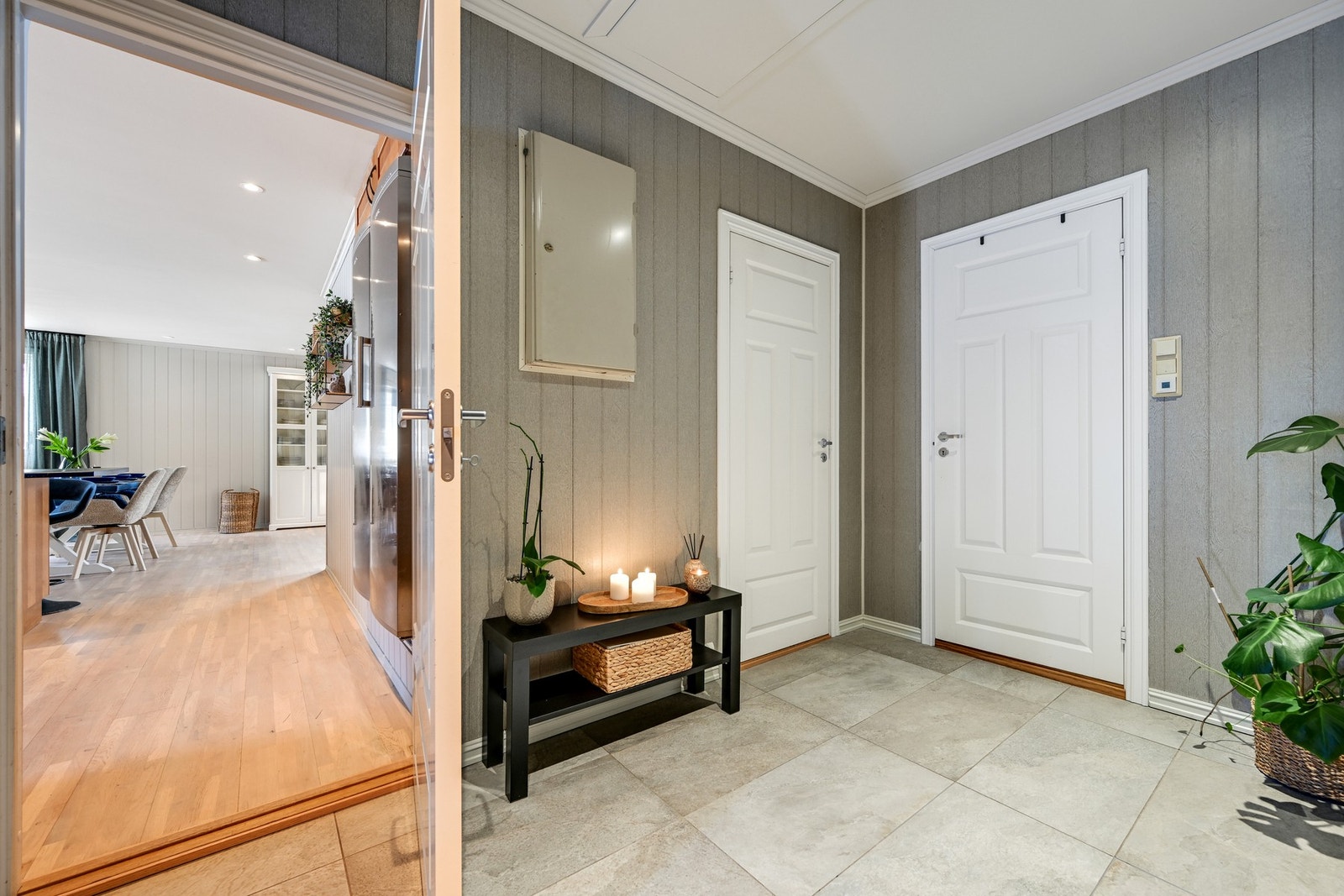 Her ser vi fra entreen og mot kjøkkenet til venstre - de to andre dørene er til soverom og bad Galleribilde