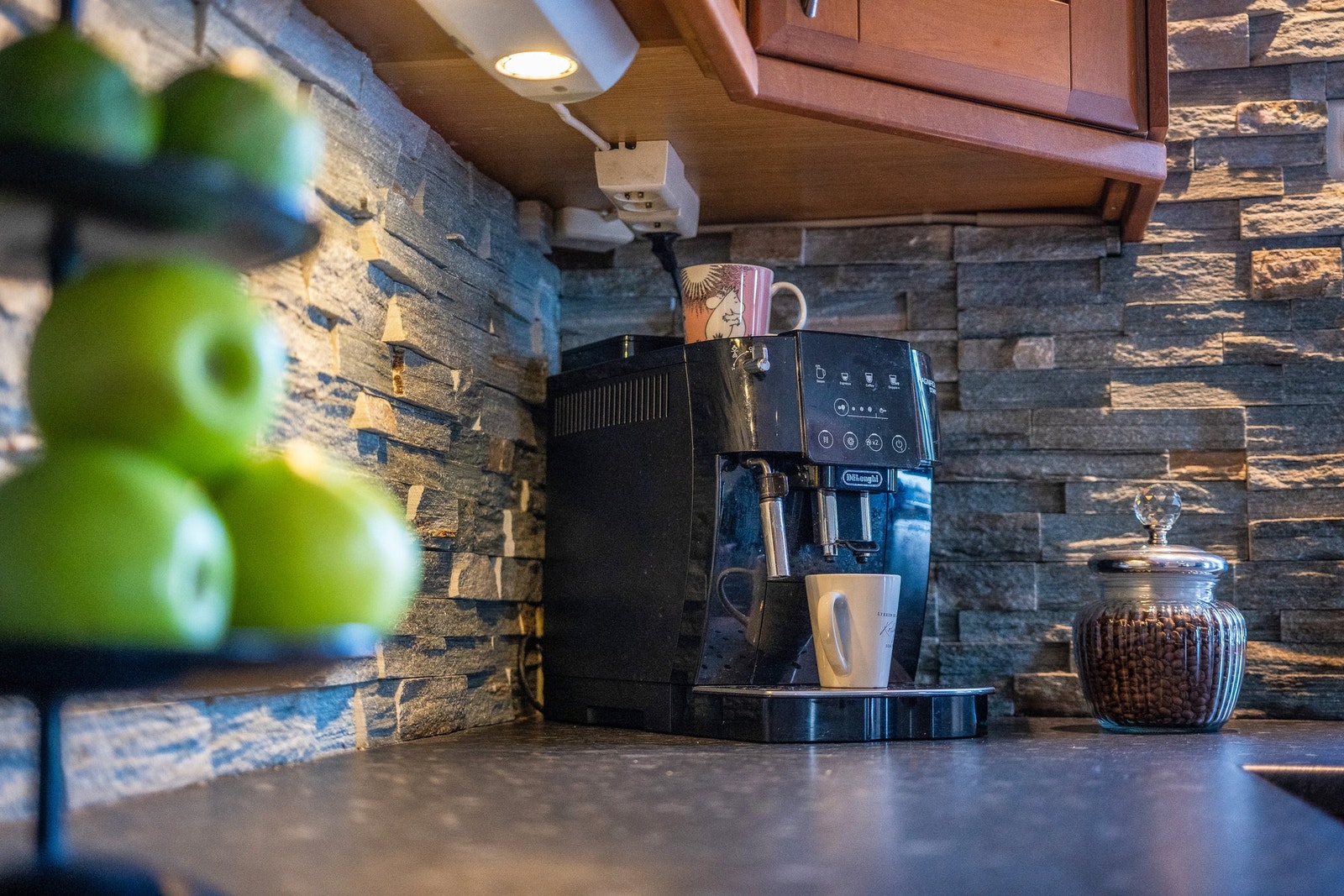 Fine skiferdetaljer over kjøkkenbenken Galleribilde