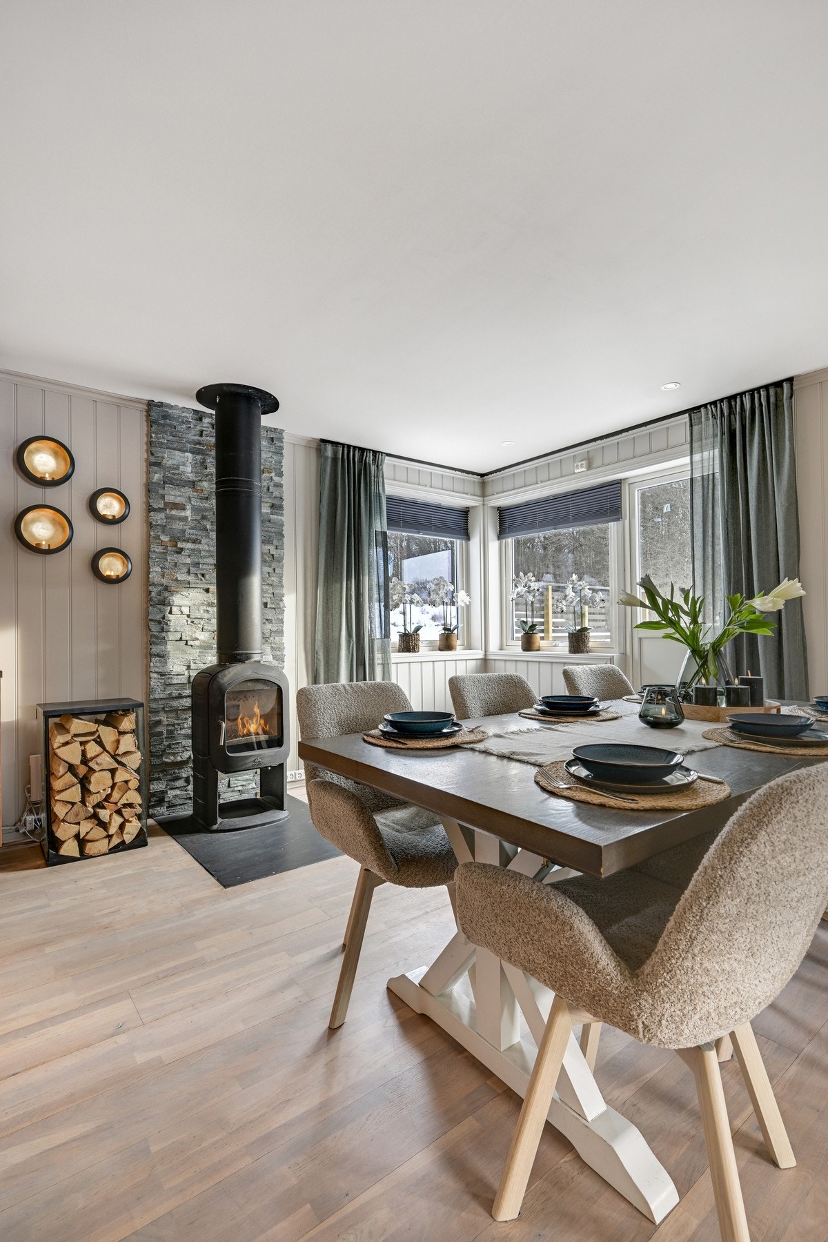 Peisovn med stålpipe gir en god og lun varme Galleribilde