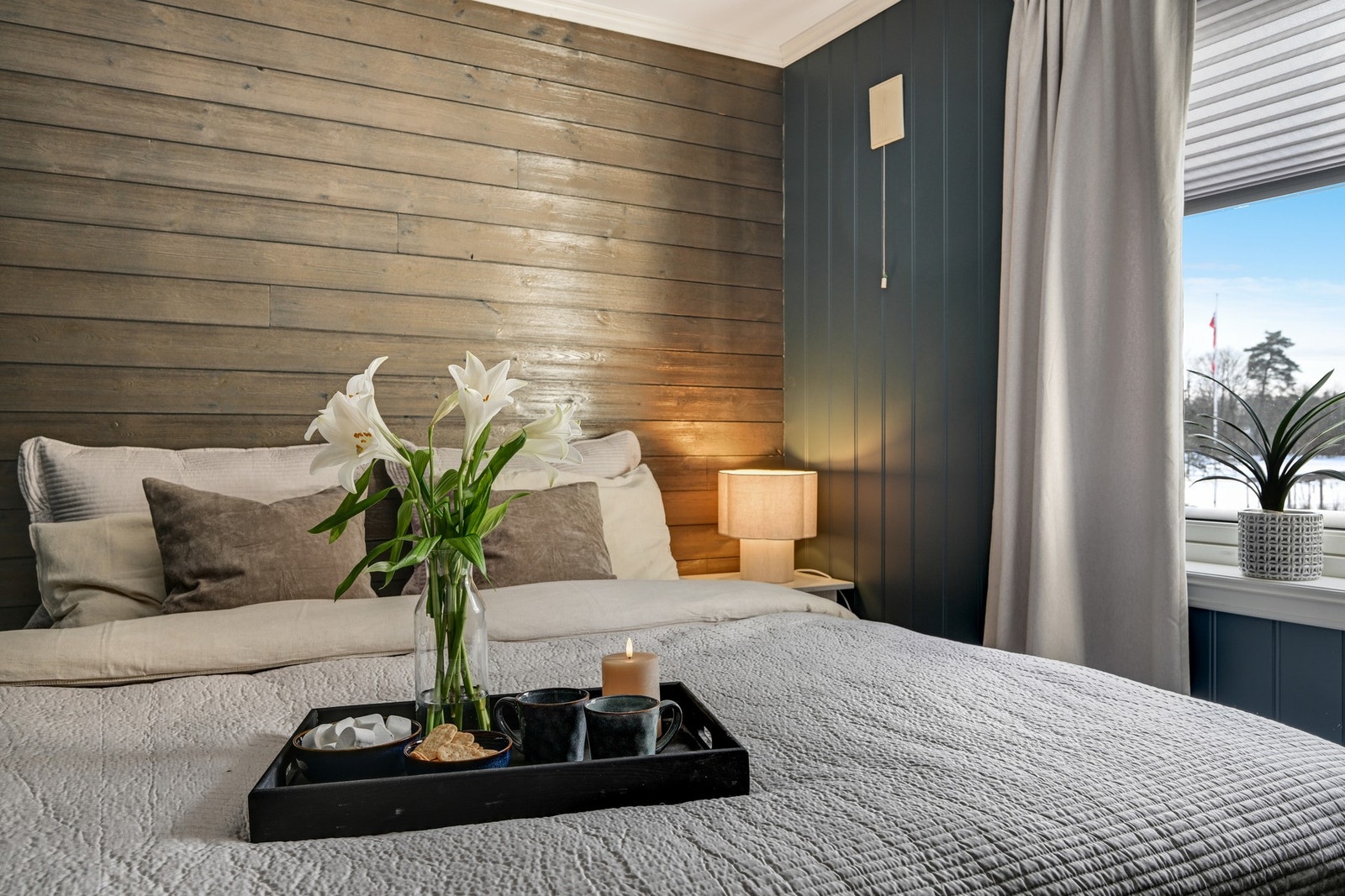 Oppusset soverom med vindu mot skogen og fuglekvitter.... Galleribilde