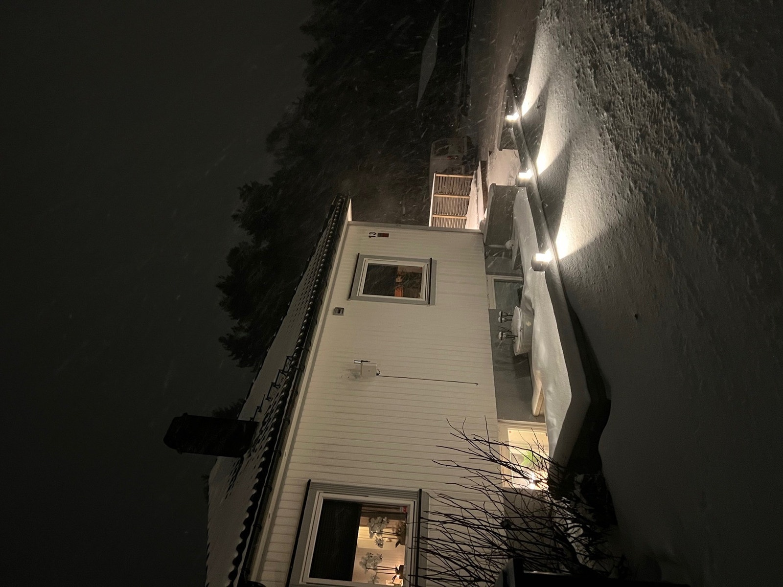 Fasade mot øst med integrert belysning Galleribilde