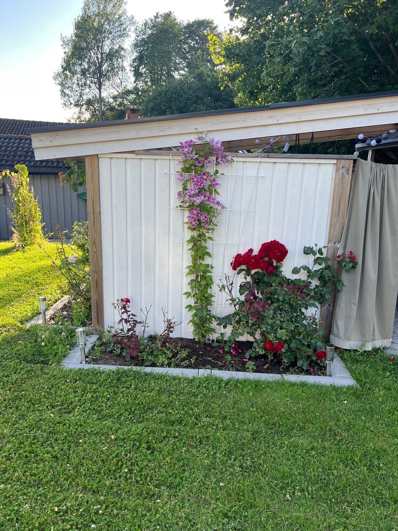 Her ser vi litt av den den solrike tomten en sommerdag Galleribilde