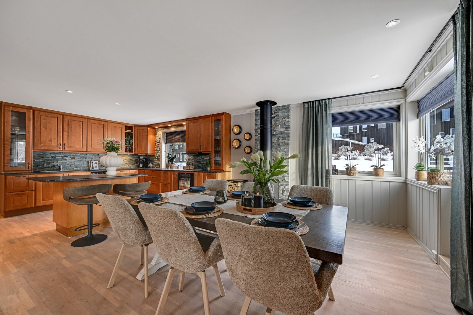 Som vi ser er det både barløsning og god plass for spisestue/langbord Galleribilde