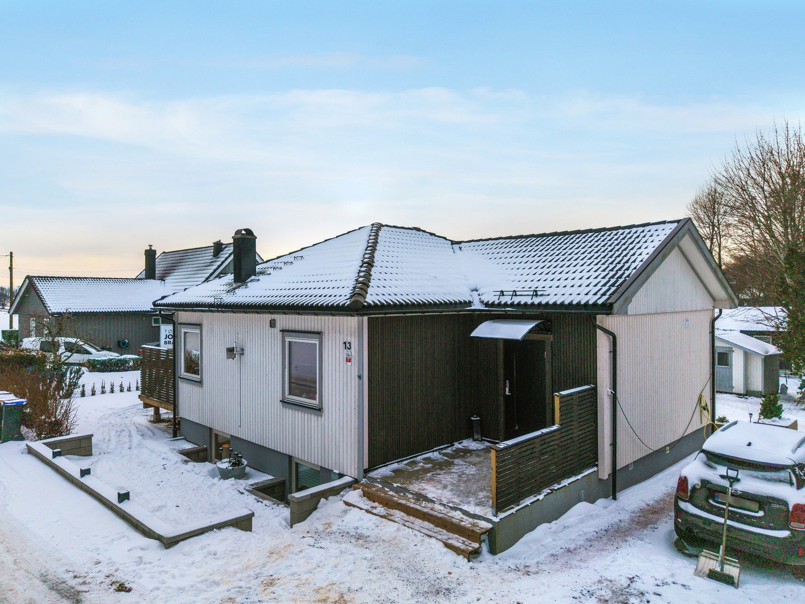 Stor gårdsplass rett ved inngangsdøren med plass til 4-5 biler Galleribilde