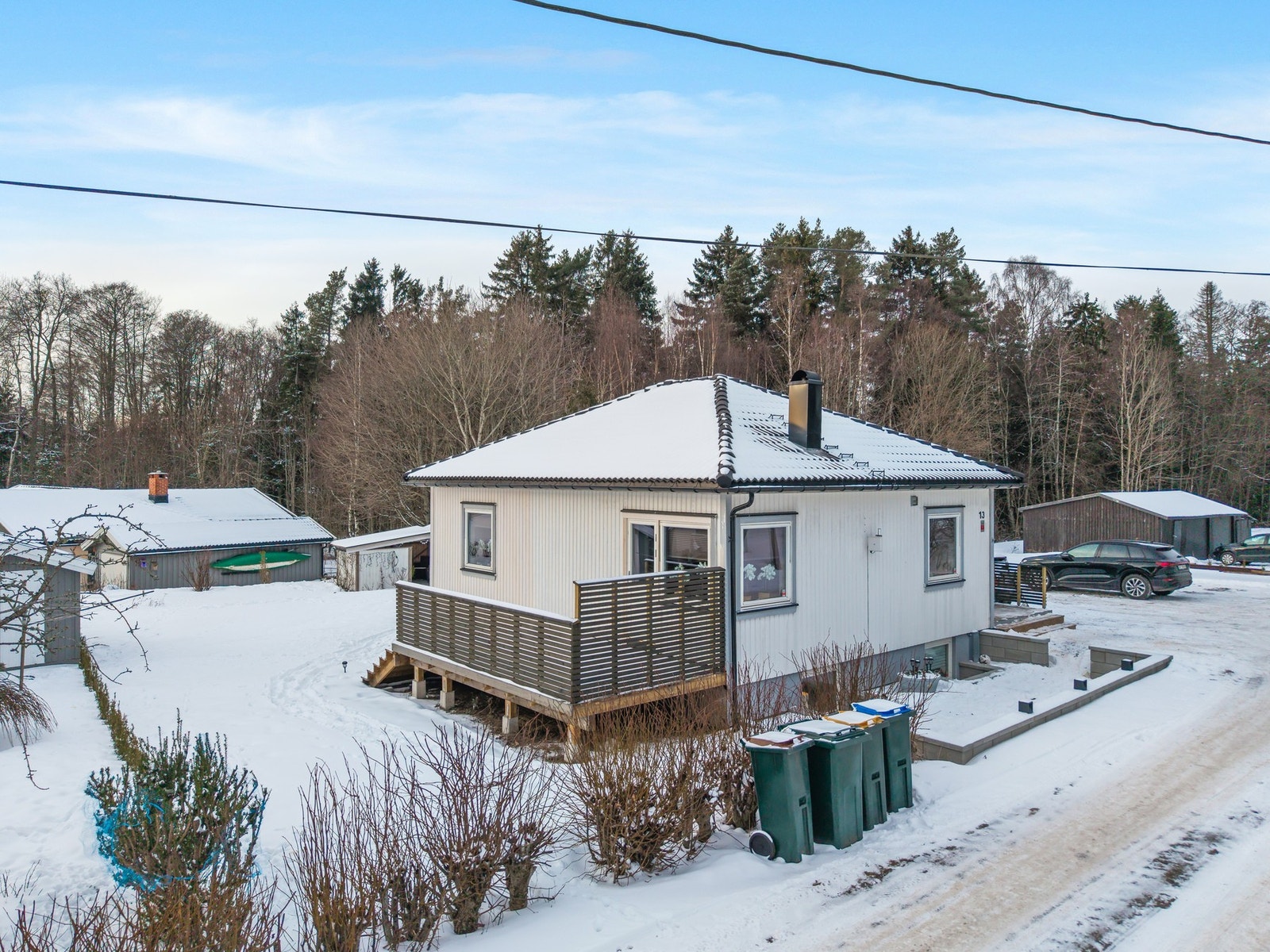 Her ser vi fasaden mot syd/øst og litt av terrassen Galleribilde
