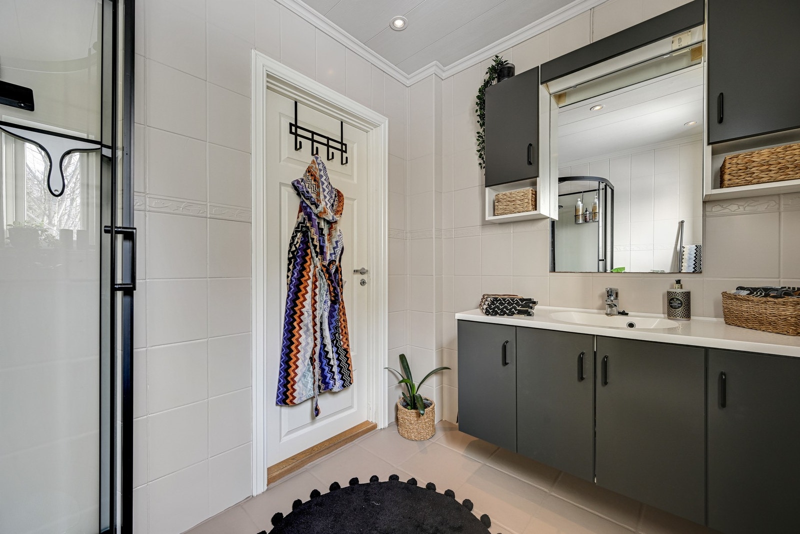 Godt med skapplass på badet og nytt dusjkabinett Galleribilde