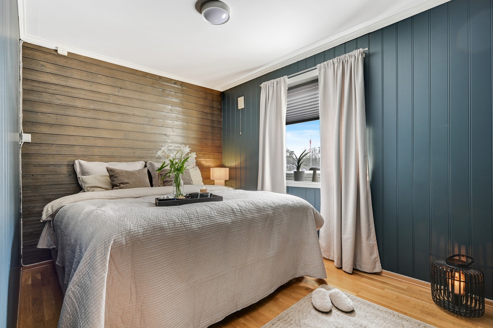 I hovedetasjen finner vi også et godt soverom med plass for dobbel seng Galleribilde