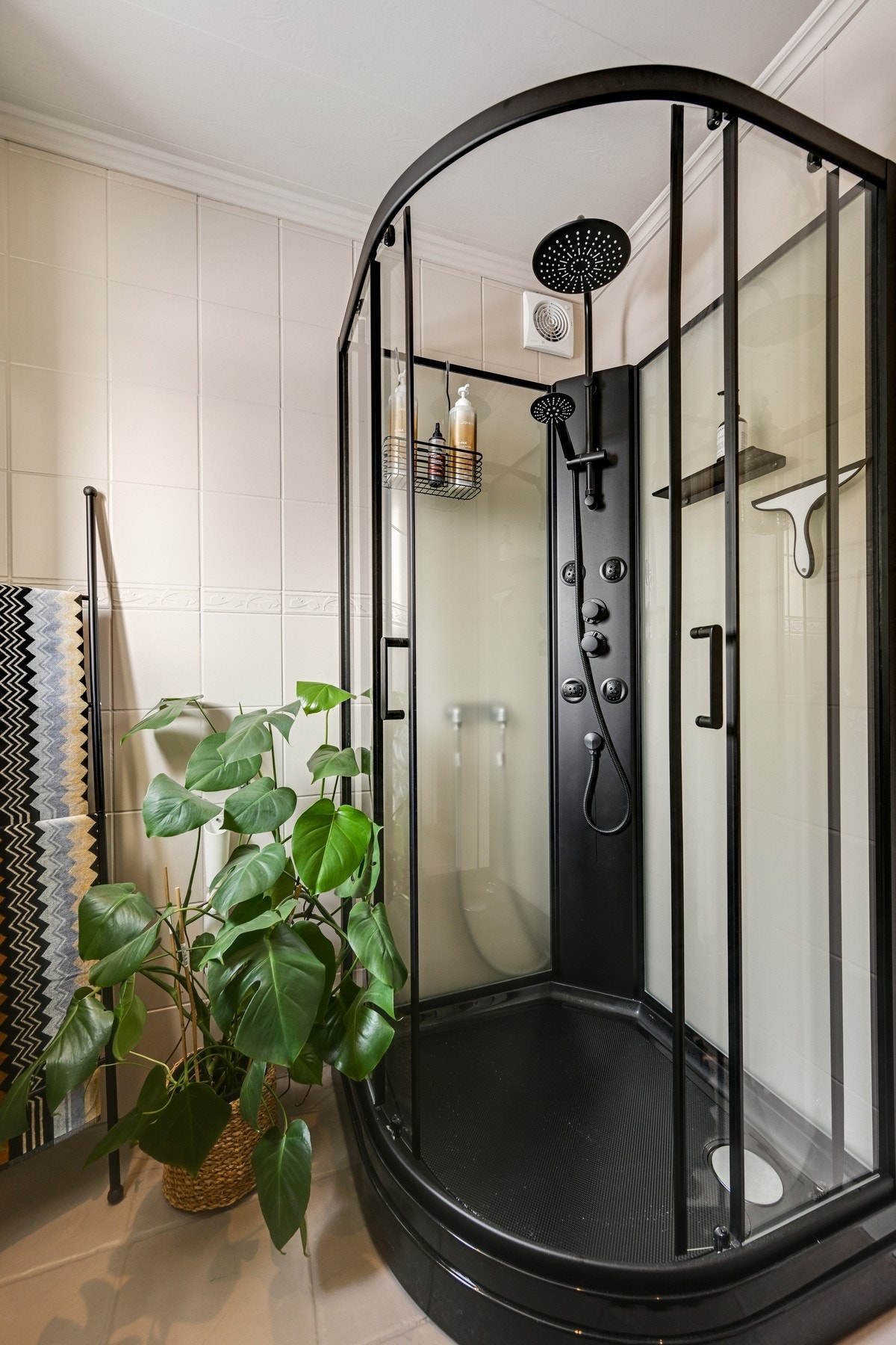 Pent og nytt dusjkabinett med regnfall dusj Galleribilde