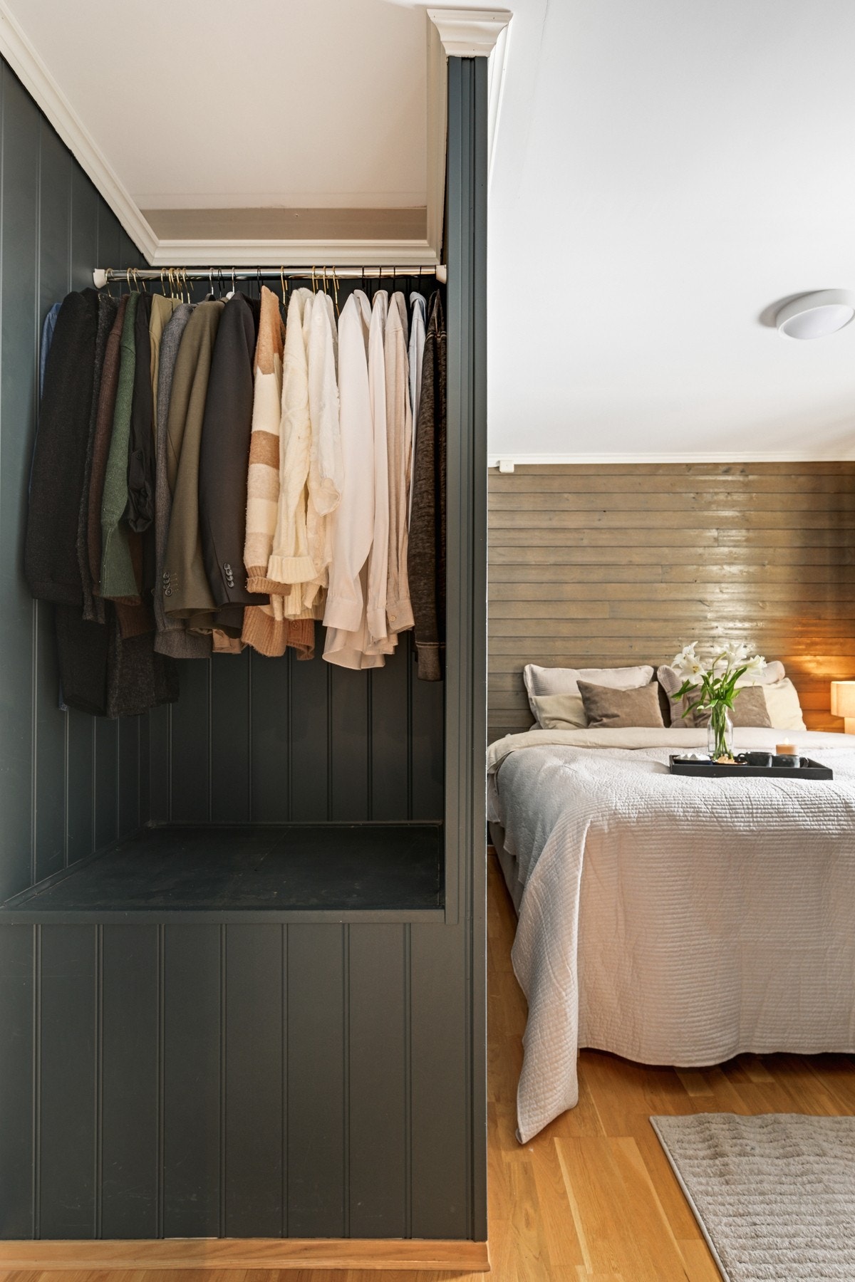 Soverom hovedetasje med garderobe Galleribilde