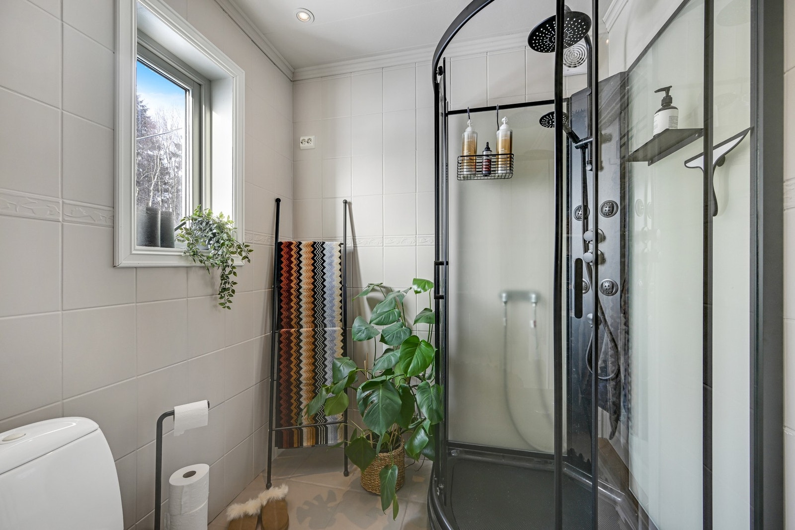 Bad hovedetasje med gulvvarme og vindu Galleribilde