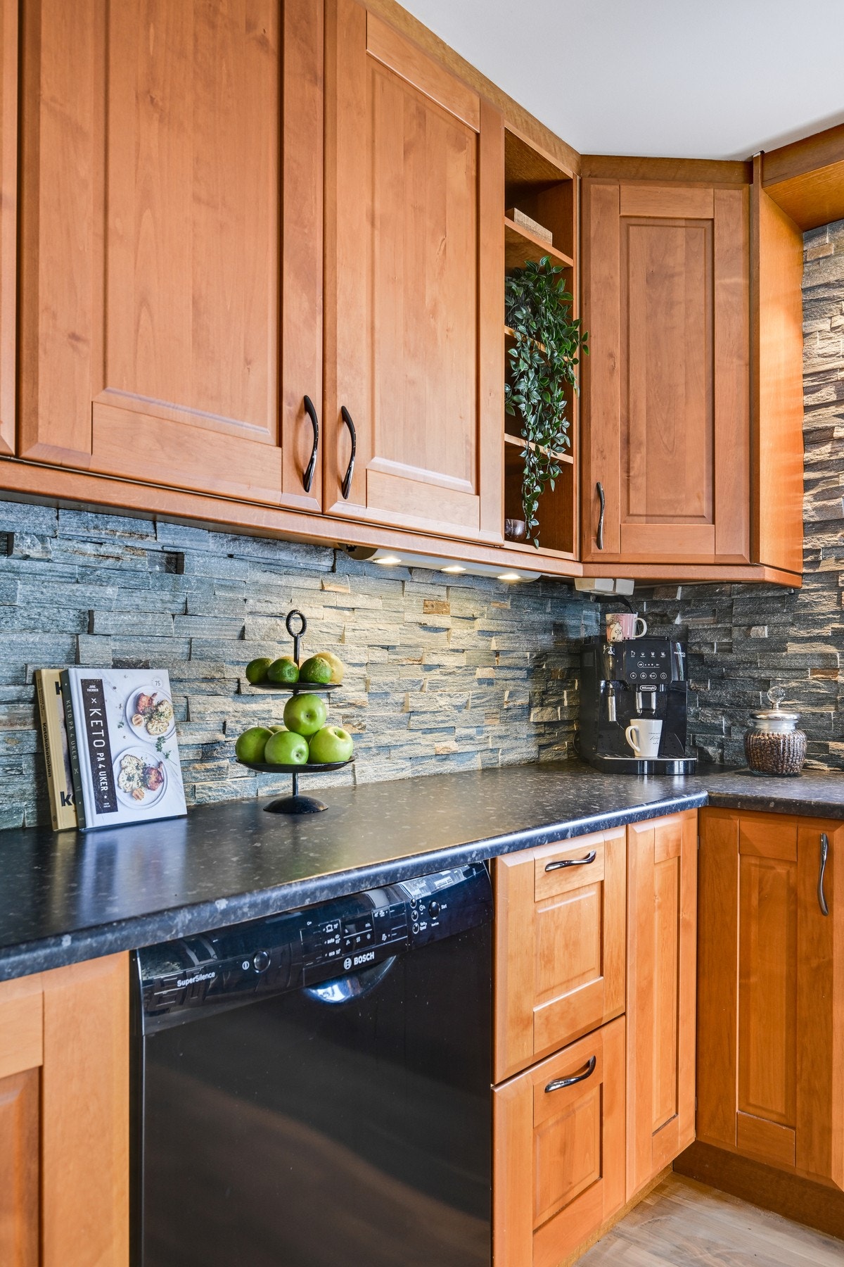 Oppvaskmaskin, stekeovn og stort kjøleskap og fryseskap medfølger Galleribilde