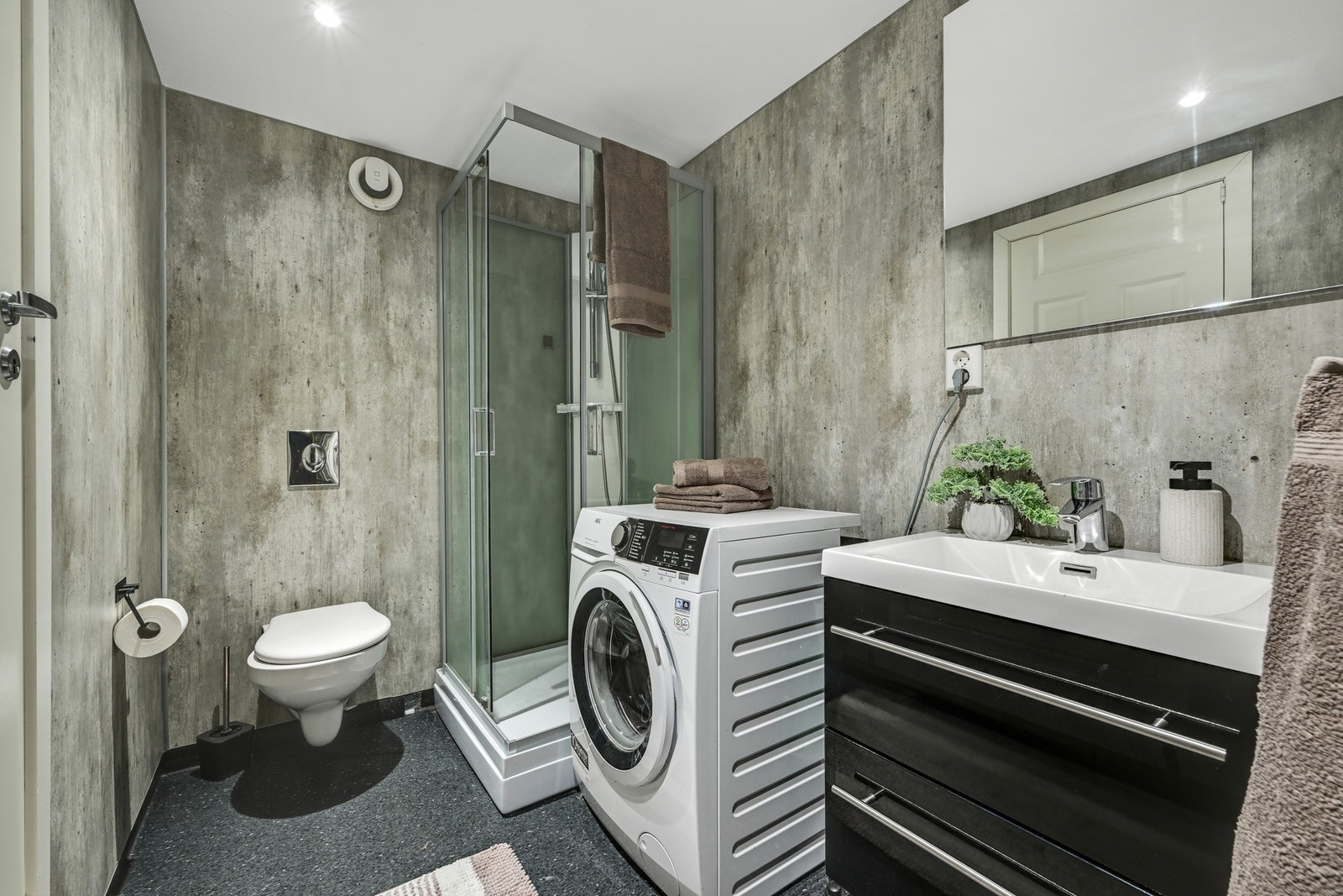 I kjelleren finner vi også boligens andre bad som ble pusset opp i 2021 Galleribilde