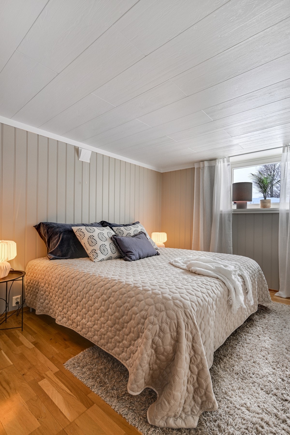 Soverom I - eikeparkett og stort vindu Galleribilde