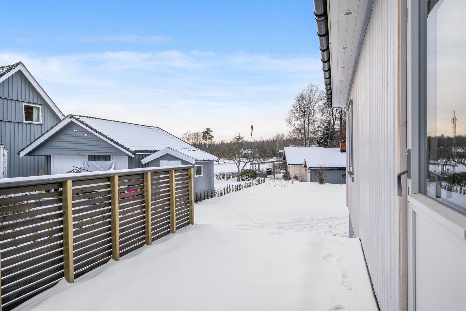 Her ser vi terrassen som har utgang fra stua Galleribilde