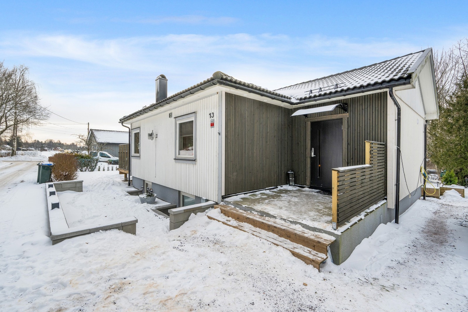 Tomten foran huset er nylig oppgradert. Vi fortsetter opp trappen og inn den nye inngangsdøren Galleribilde