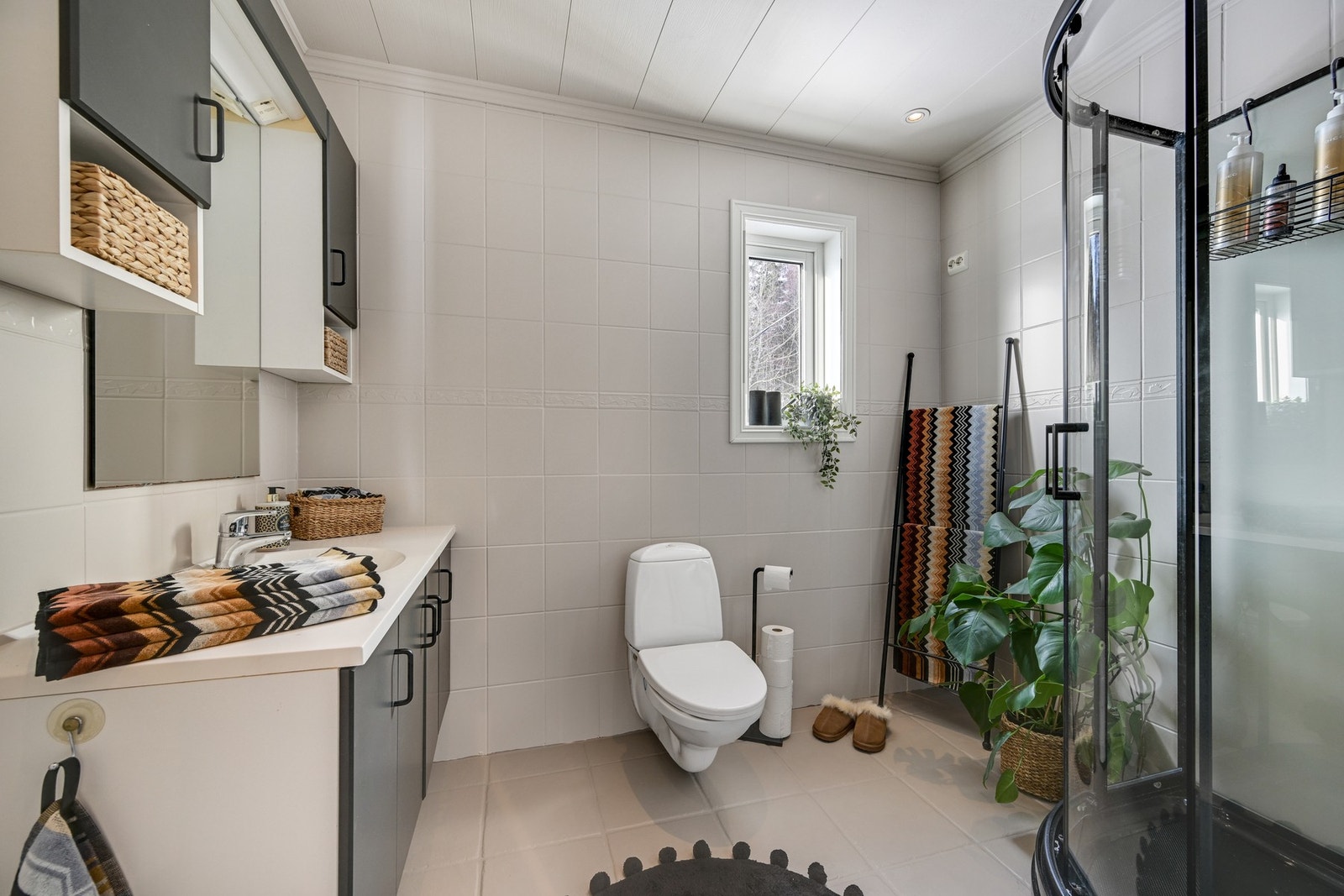 Vegg i vegg med soverommet finner vi boligens ene av to bad Galleribilde