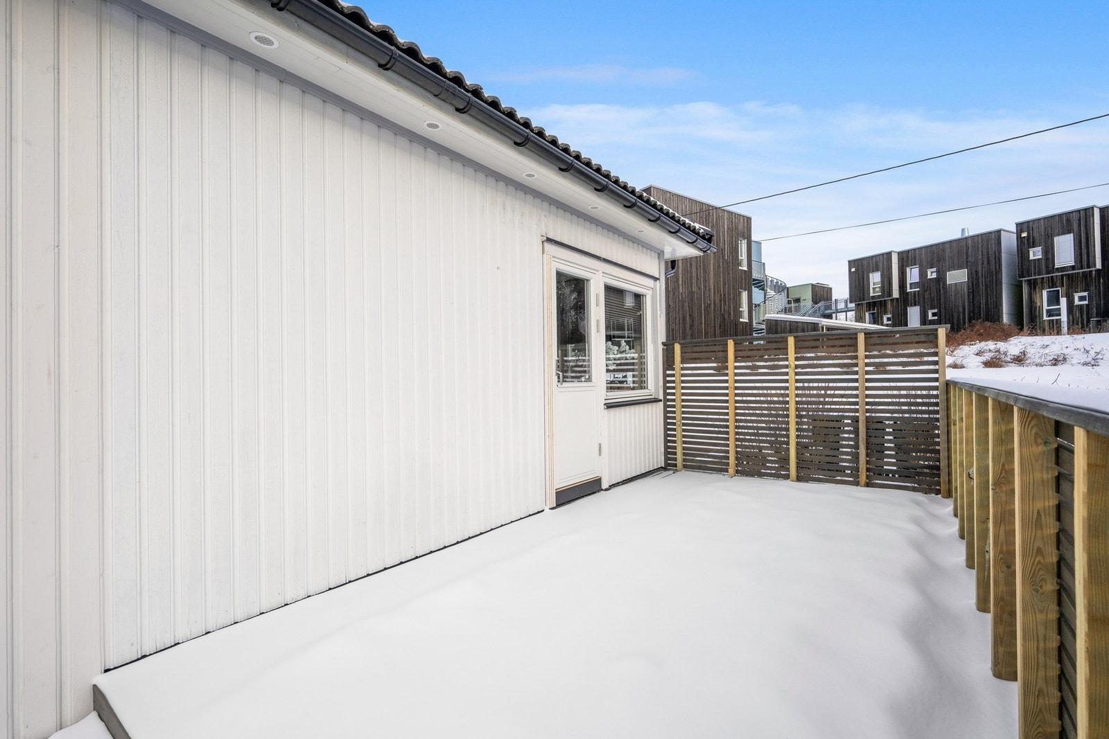 Terrasse med ny levegg og rekkverk Galleribilde