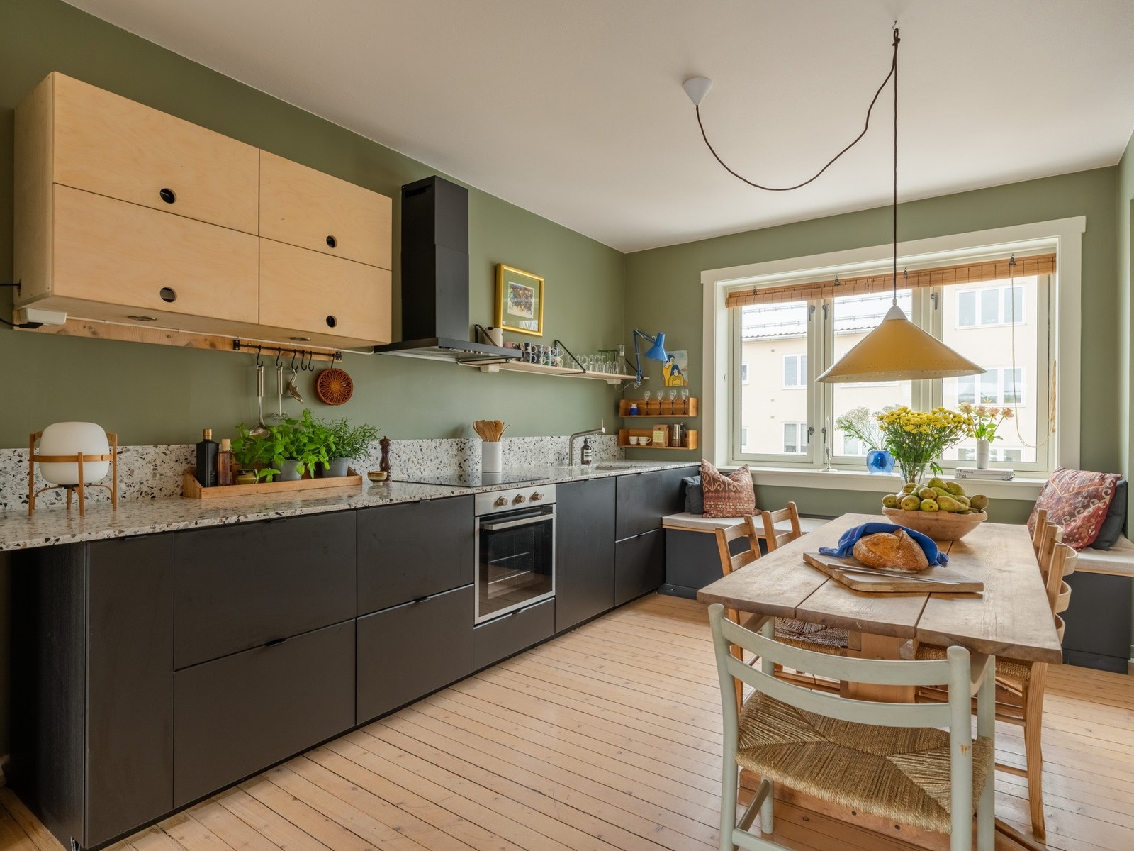 Her bor du høyt og fritt på toppen, med arkitekttegnede løsninger og masse plass. Denne kommer du til å like! Galleribilde