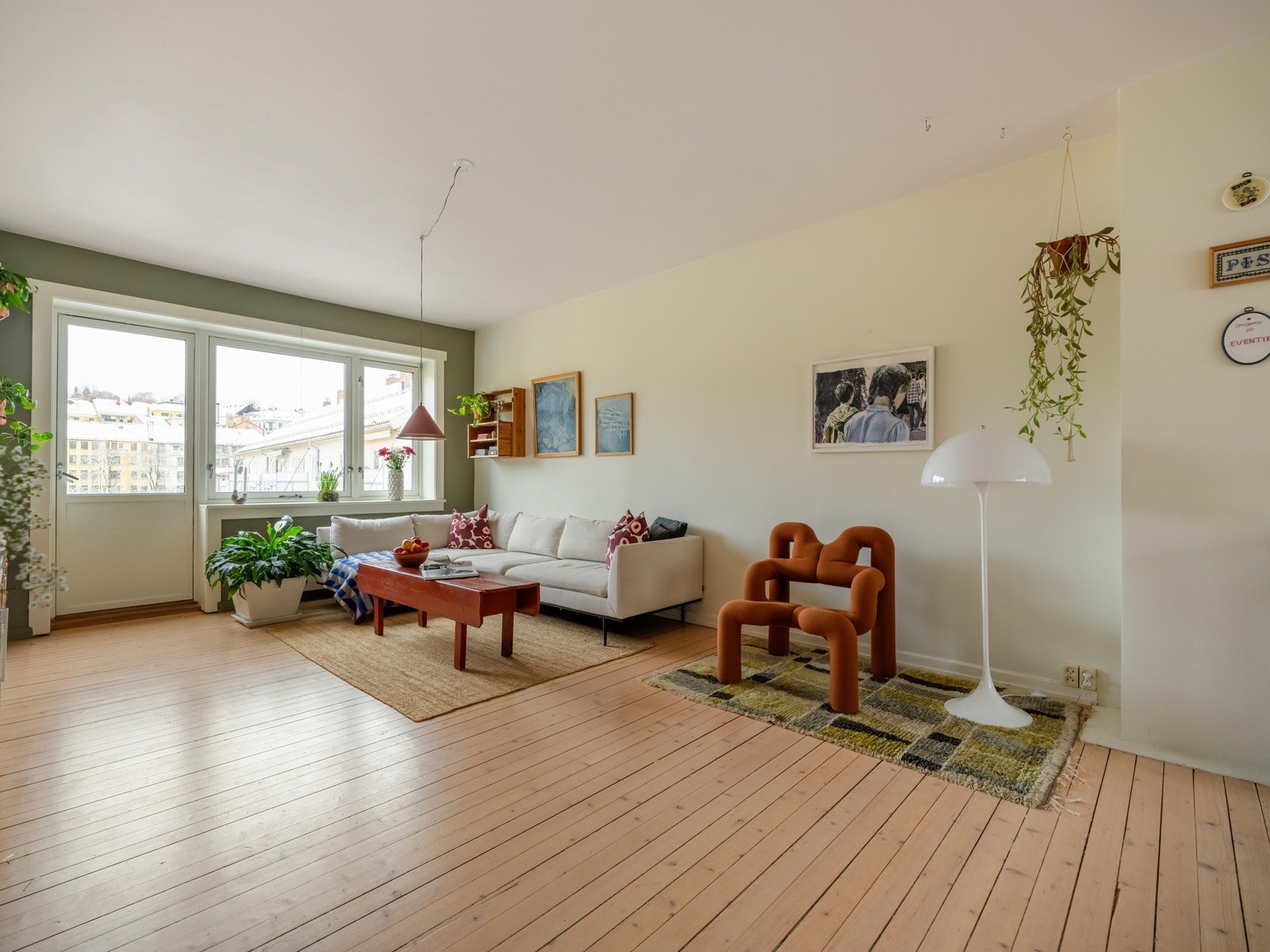 Vi tar turen inn igjen og ser på resten av leiligheten. Galleribilde