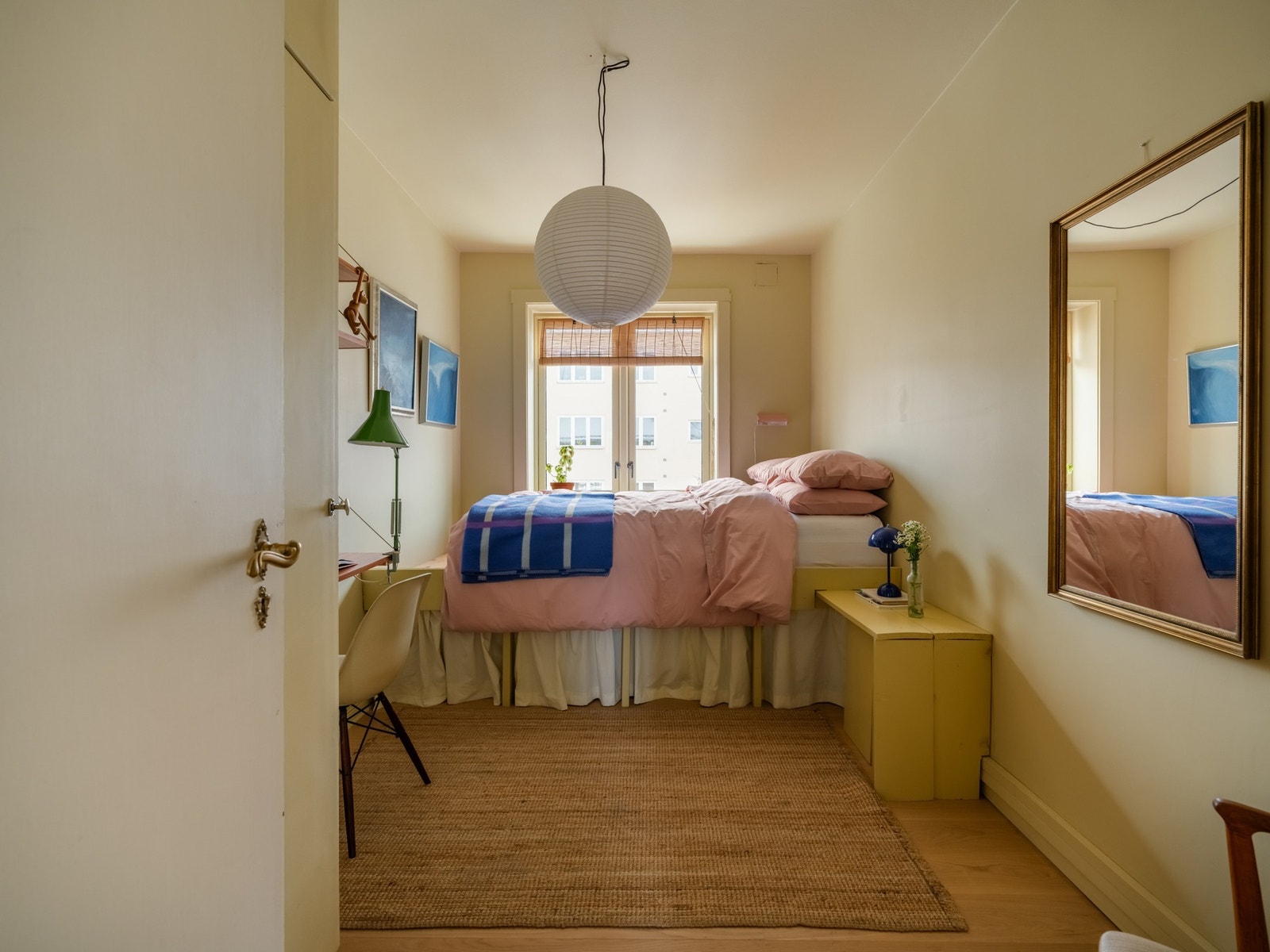 Her er det plass til dobbeltseng med tilhørende nattbord og skrivebord. Klær kan oppbevares i det innbyggede skapet eller unner den arkitekttegnede sengen. Galleribilde