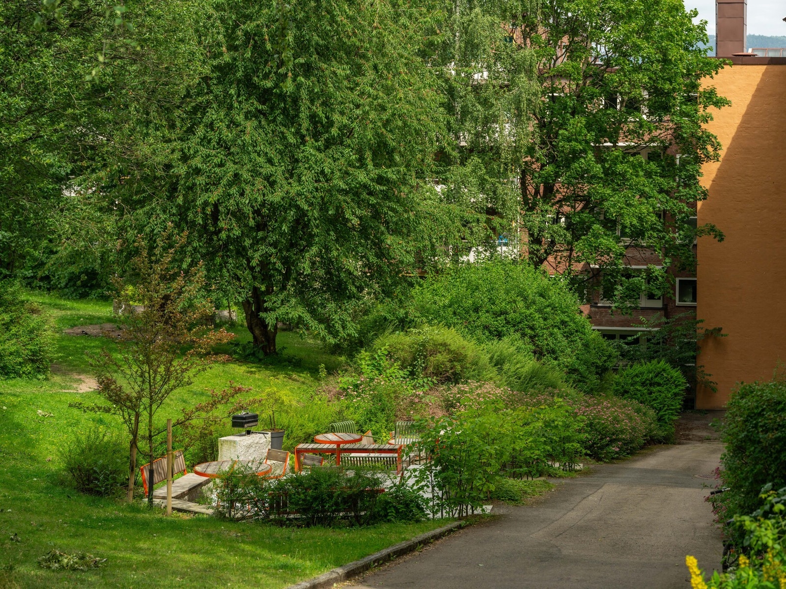 Borettslaget er kjent for sine hyggelige gårdsrom med mange oppholdssoner og en egen grillplass. Bakgården oppleves som en privat park i praksis. Galleribilde