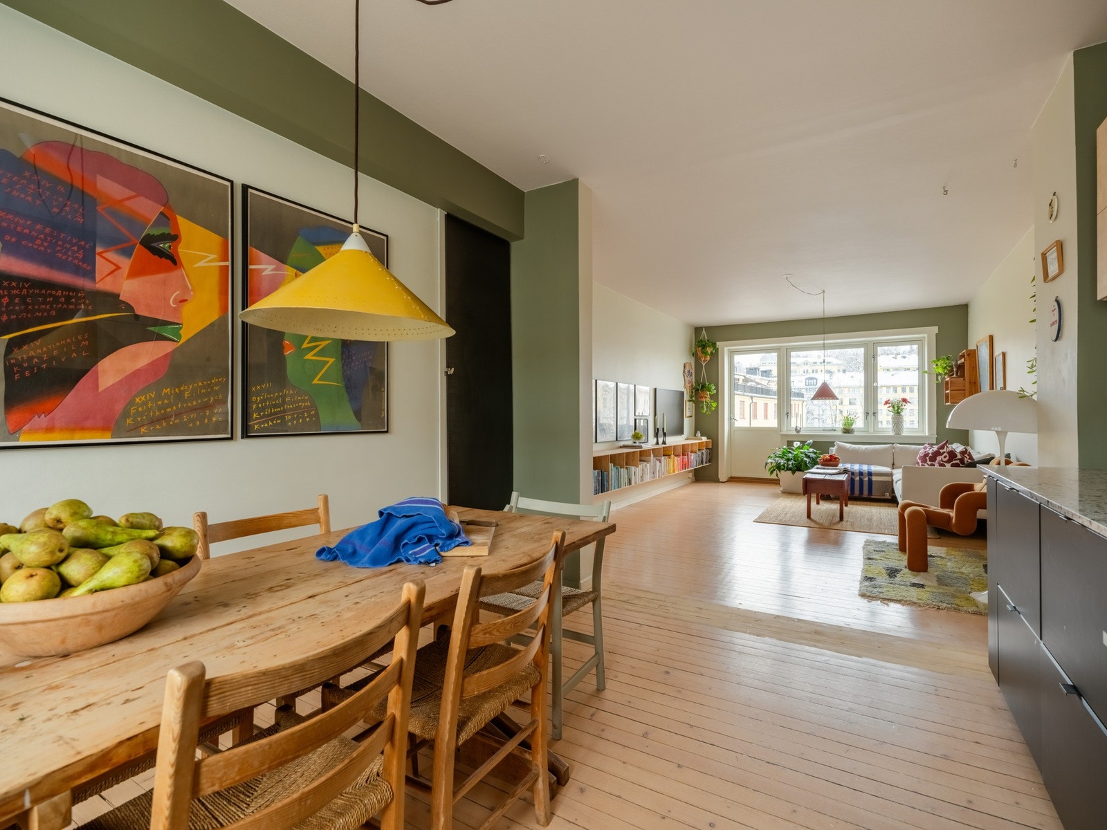 Den nye åpne stue-og-kjøkkenløsningen på 33 kvm, gjør leiligheten luftig. Perfekt for større selskaper! Galleribilde