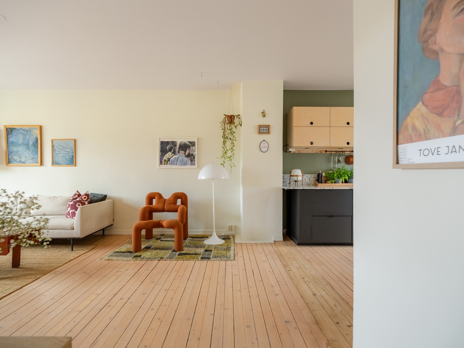 Mellom spisestuen og dagligstuen er det et pipeløp. Mulighet for peis. Galleribilde