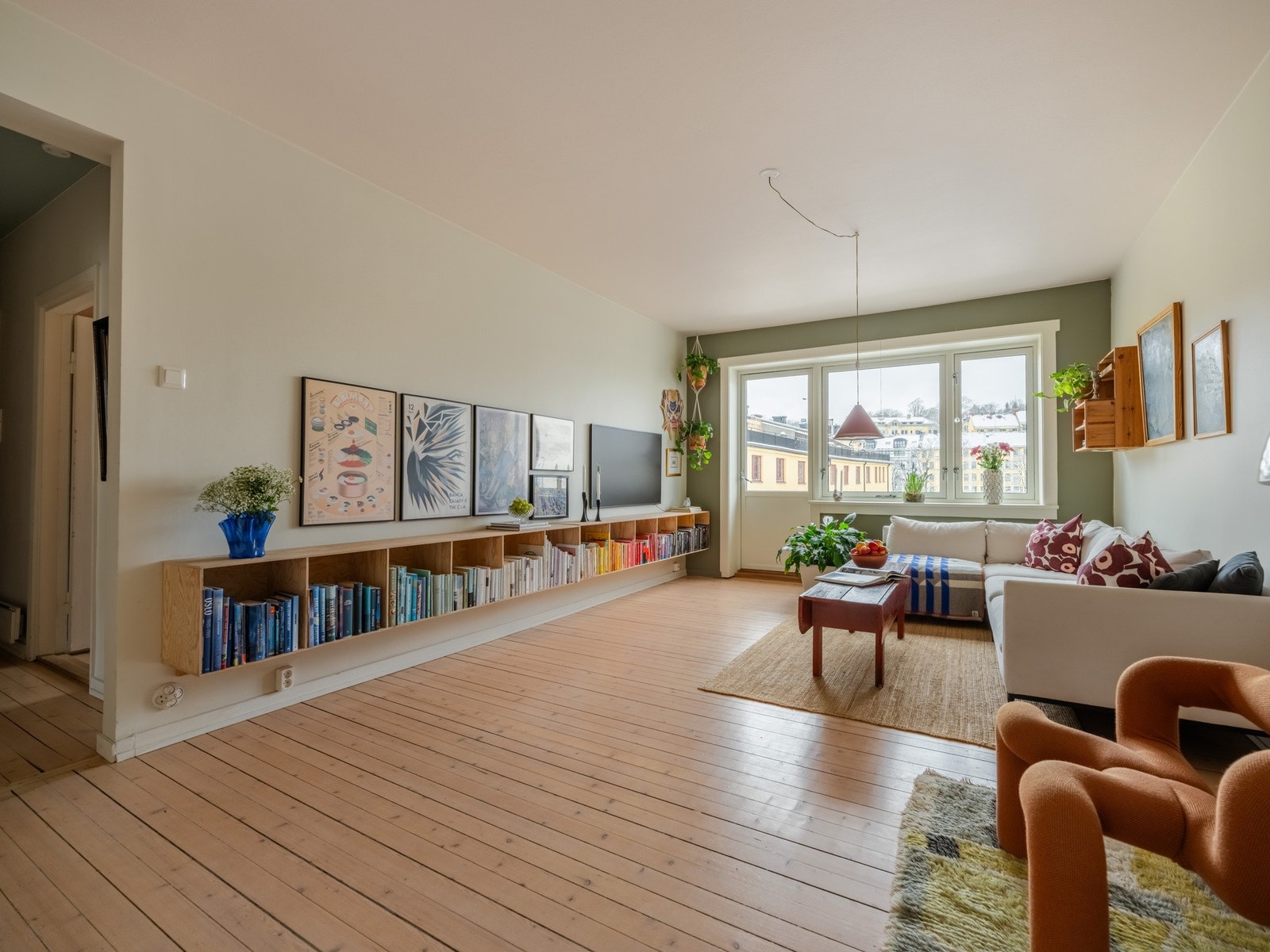 Boligens planløsning ble endret i 2022, og gir en gjennomgående og luftig stue- og kjøkkenløsning Galleribilde