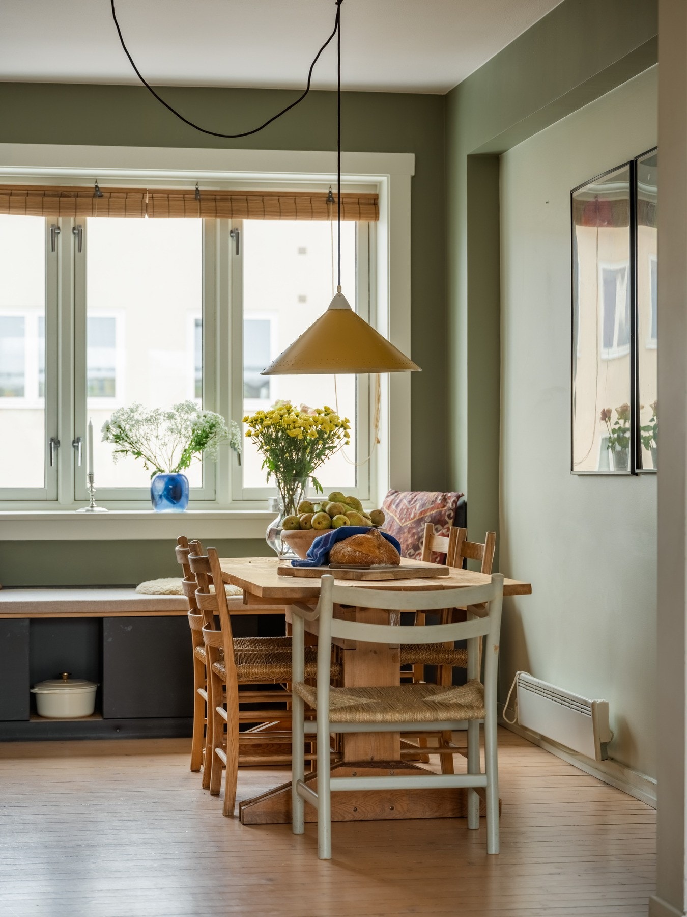 Her er det en plassbygget benk med gjennomtenkte oppbevaringsmuligheter. Her er det fint å sitte med morgenkaffen og nyte den gode utsikten. Det er også plass til stort spisebord her. Galleribilde