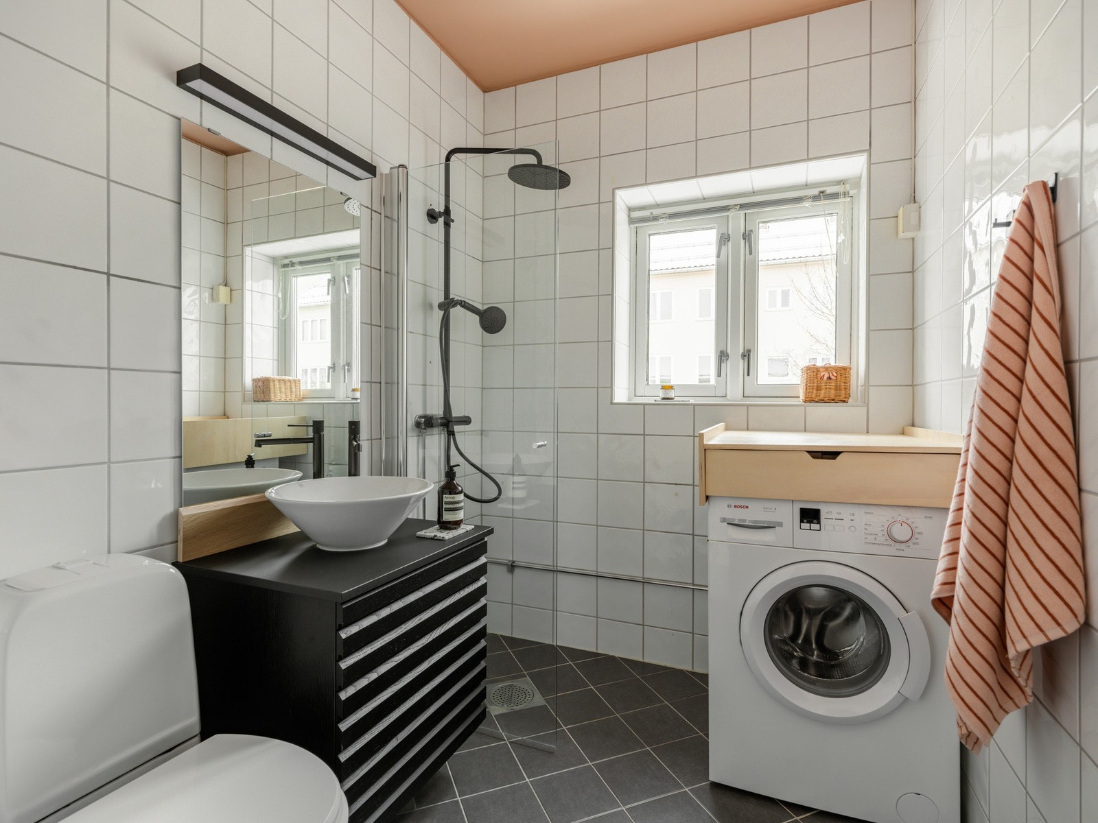 Baderommet er pent flislagt, pusset opp i regi av borettslaget i 2002, men med nyere innredning. I 2013 fikk badet nye varmekabler i gulvet. Galleribilde