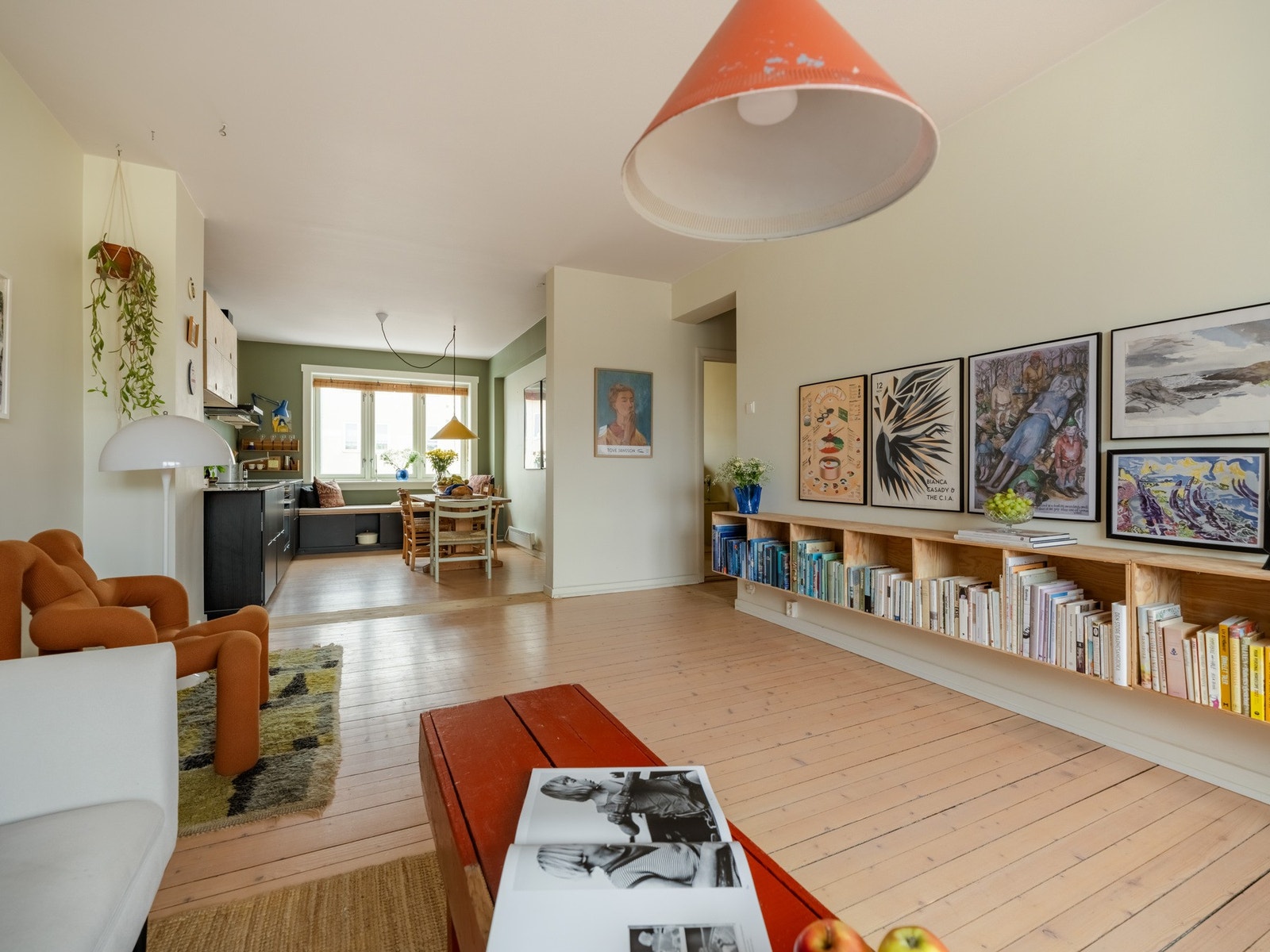 Stuen er malt i en lys og behagelig fargepalett. Galleribilde