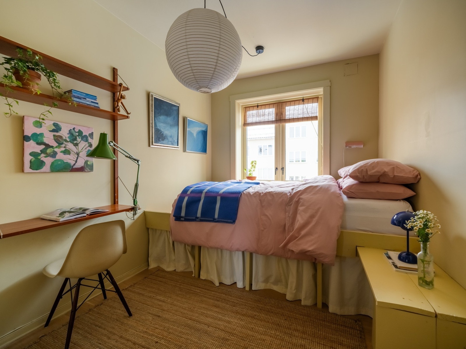 Dette rommet har nytt og fint én-stavs eikeparkett fra 2022, og er blitt benyttet som hovedsoverom. Galleribilde