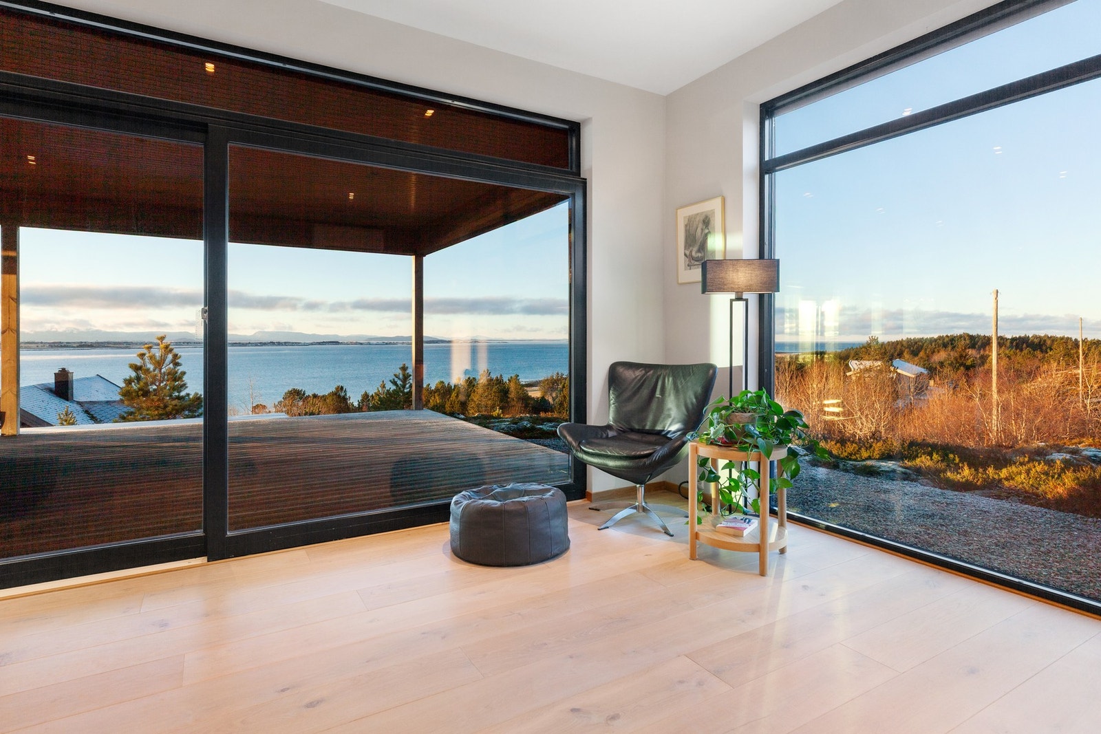 Utsikt fra stuen. Her har man mange flotte kvelder i møte. Galleribilde