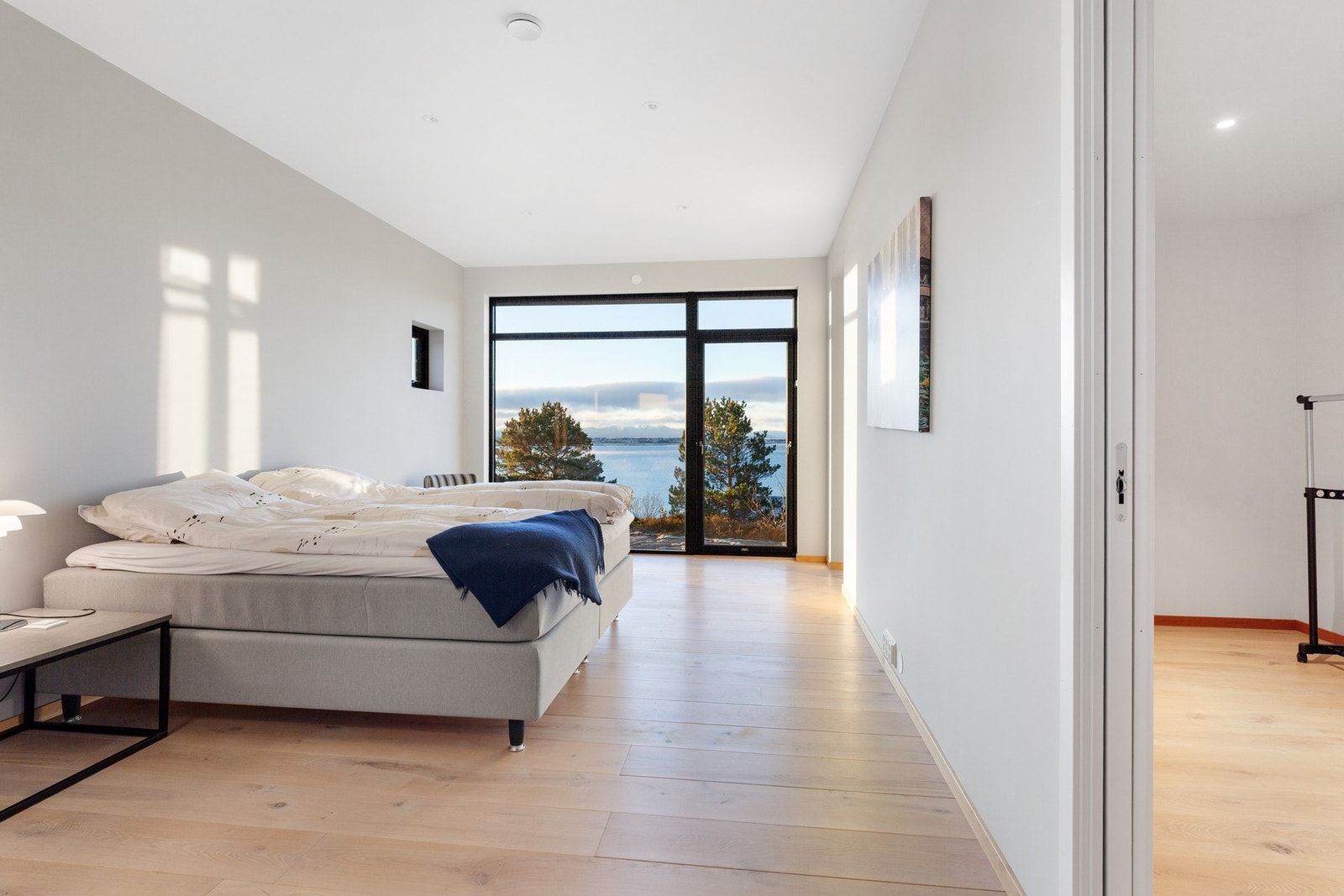 Soverom med walk-in garderobe Galleribilde