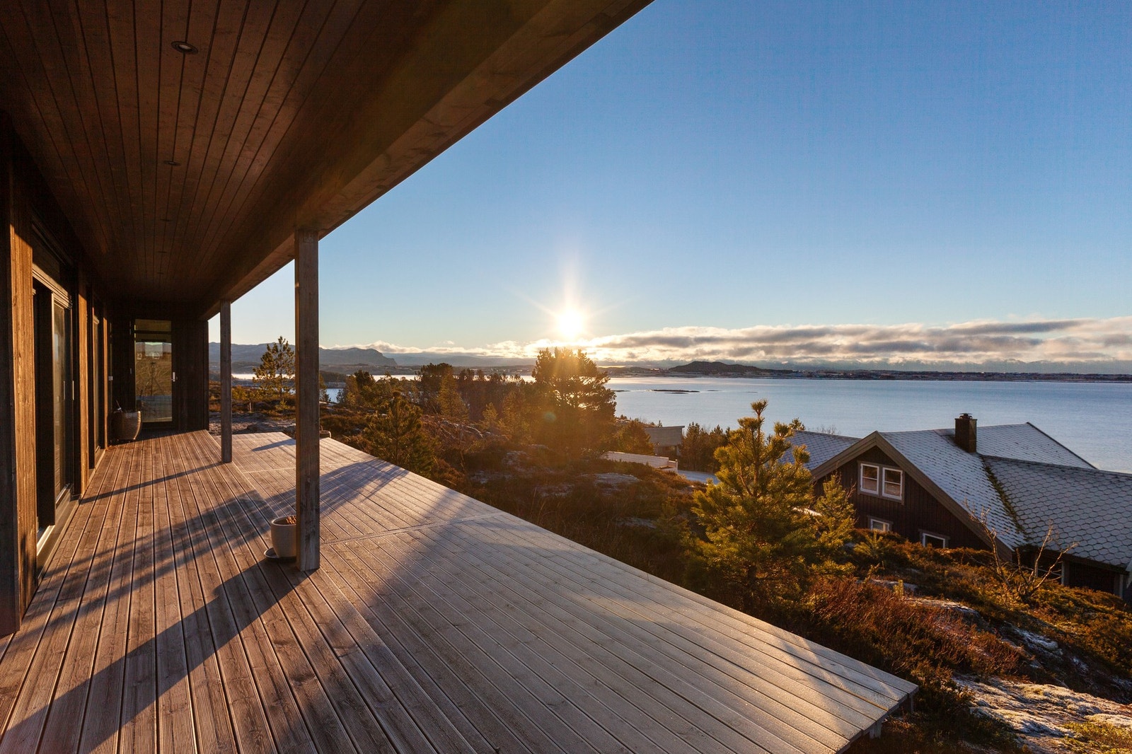 Overbygget skjermer også mye ad direkte sollys på de store vindusflatene. Galleribilde