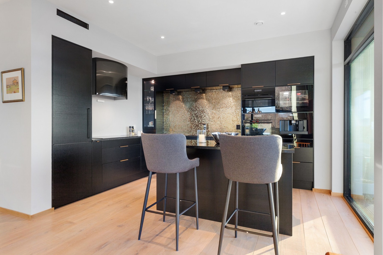 Kjøkkenet er på 14 kvm med kjøkkenøy og bardisk. Galleribilde