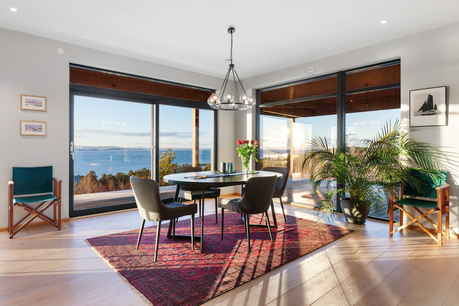 Spisestue: Store vindusflater fra gulv til himling gir meget gode lysforhold. Galleribilde